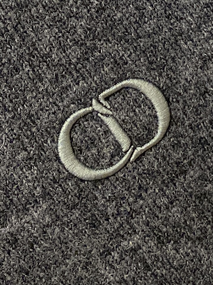 迪奥、2025新品羊毛衣 具有手感细腻柔软，可直接与肌肤接触，让暖心的纱线变化出细腻的质感，顶级工艺极具