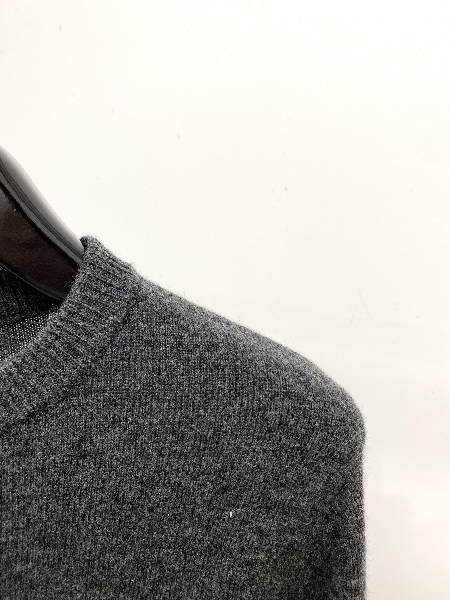 迪奥、2025新品羊毛衣 具有手感细腻柔软，可直接与肌肤接触，让暖心的纱线变化出细腻的质感，顶级工艺极具