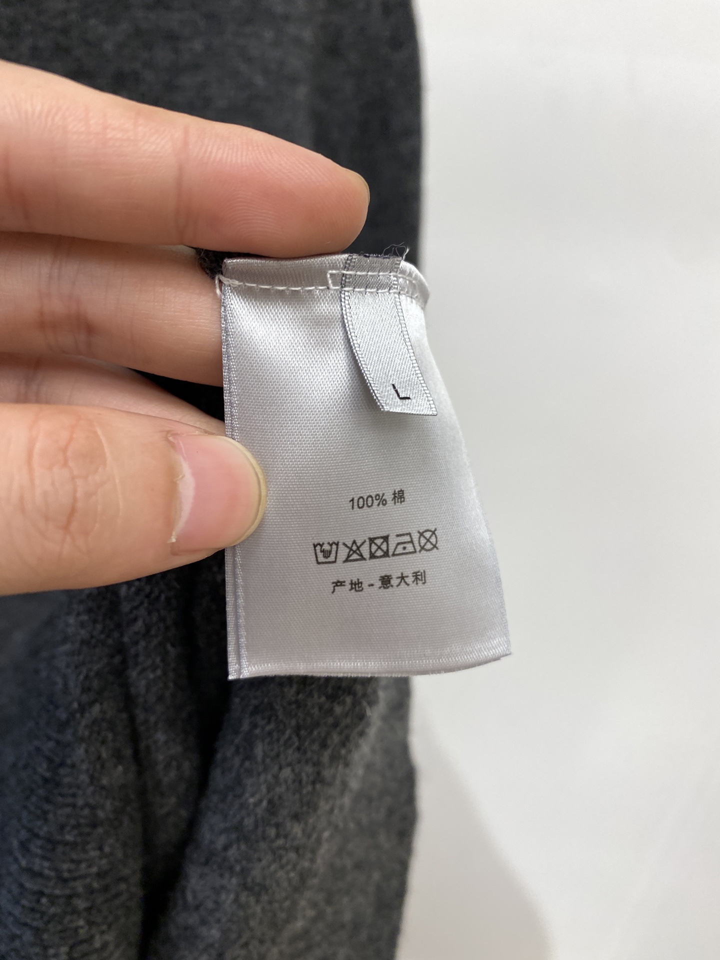 迪奥、2025新品羊毛衣 具有手感细腻柔软，可直接与肌肤接触，让暖心的纱线变化出细腻的质感，顶级工艺极具