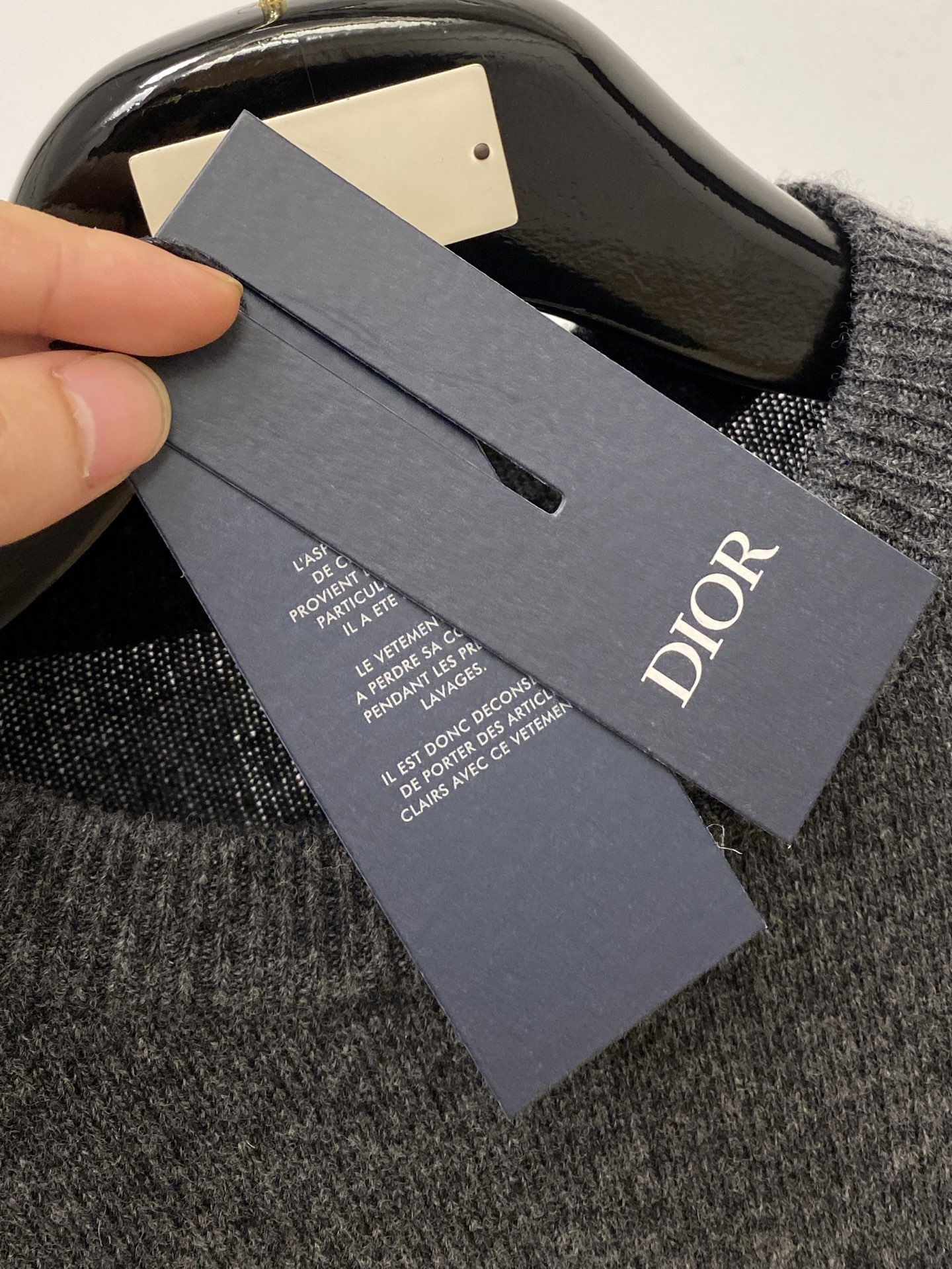 迪奥、2025新品羊毛衣 具有手感细腻柔软，可直接与肌肤接触，让暖心的纱线变化出细腻的质感，顶级工艺极具