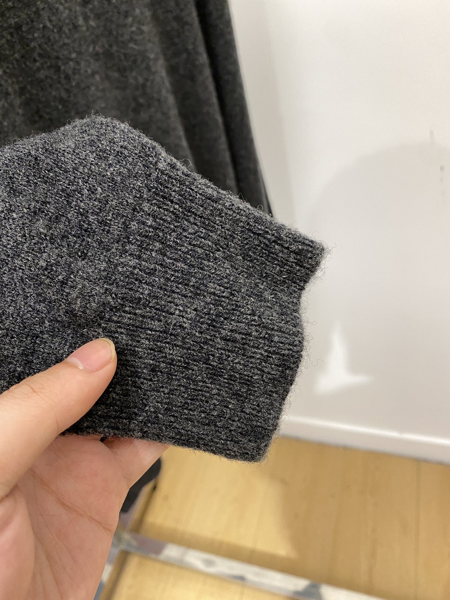 迪奥、2025新品羊毛衣 具有手感细腻柔软，可直接与肌肤接触，让暖心的纱线变化出细腻的质感，顶级工艺极具