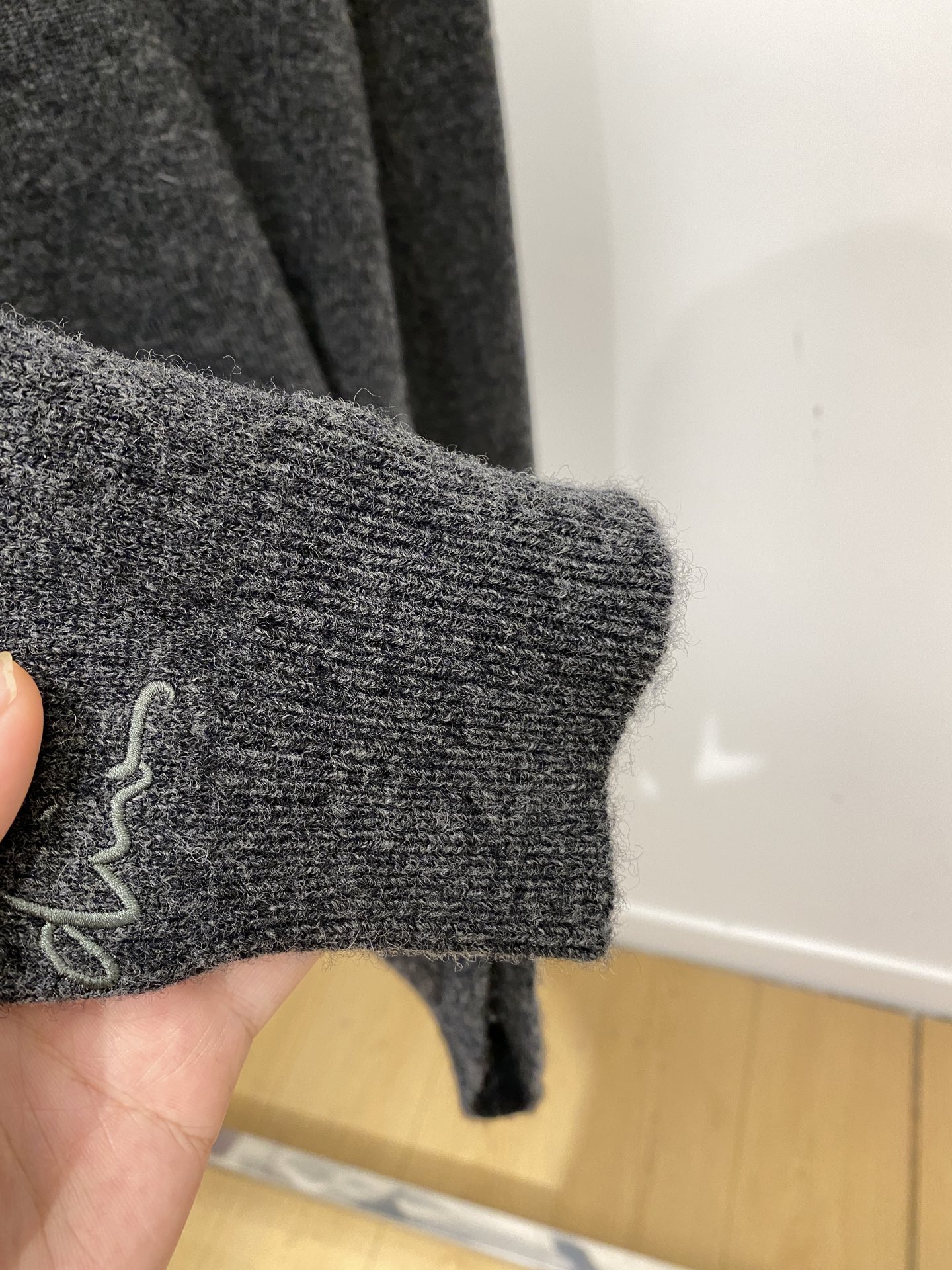 迪奥、2025新品羊毛衣 具有手感细腻柔软，可直接与肌肤接触，让暖心的纱线变化出细腻的质感，顶级工艺极具