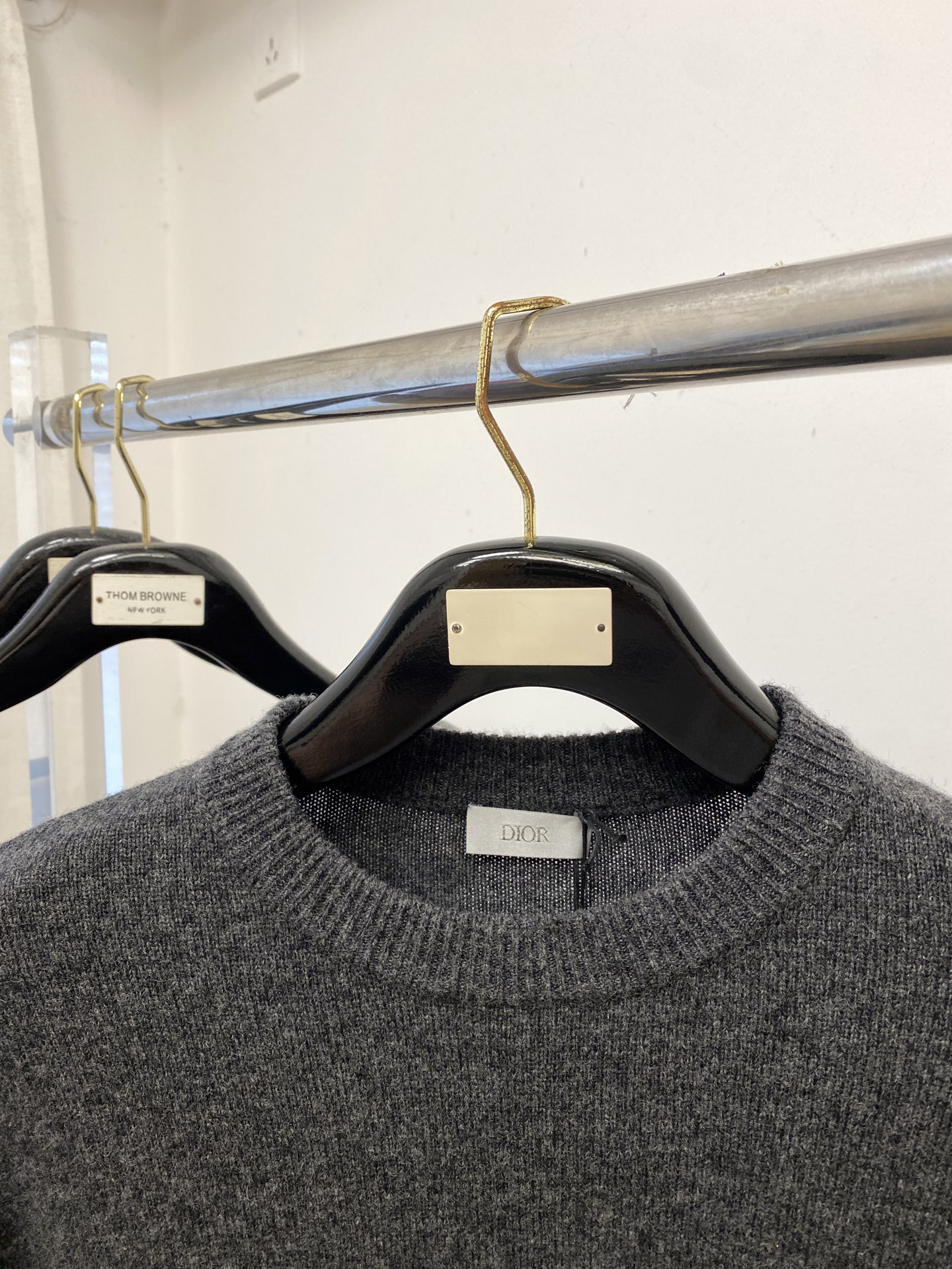 迪奥、2025新品羊毛衣 具有手感细腻柔软，可直接与肌肤接触，让暖心的纱线变化出细腻的质感，顶级工艺极具