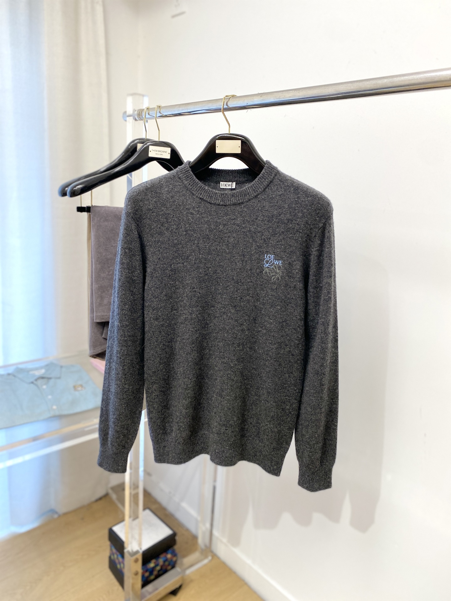 NO:540618,Luo Yiwei, 2025 new sweater has a delicate and soft feel, which can directly contact the skin, allowing the heart-warming yarn to create a delicate texture. The top-level craftsmanship is unique and outstanding, the style is simple, generous and exquisite. The three-dimensional tailoring style design makes the whole sweater look youthful and energetic. Recommended styles are essential for autumn and winter outfits. Size M-3XL, loewe, sweaters, alexander wang19860909罗意威、2025新品羊毛衣 具有手感细腻柔软,可直接与肌肤接触,让暖心的纱线变化出细腻的质感,顶级工艺极具特色出彩,款式简约大方精美 立体剪裁的版型设计,让整款毛衣上身尽显青春活力和朝气,推荐款秋冬季穿搭必备.尺码M-3XL,,loewe,sweaters,alexander wang,Men's clothing