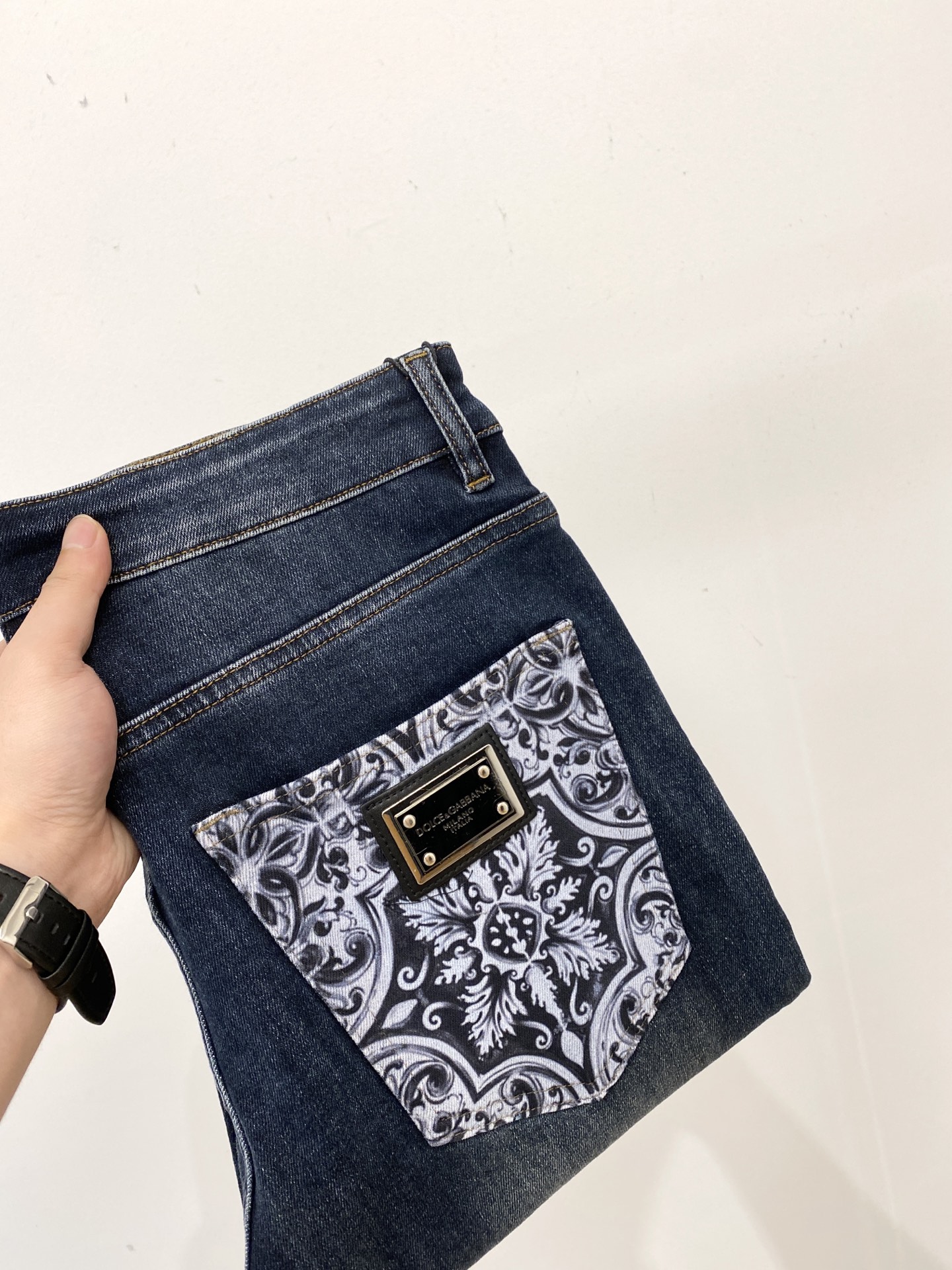 NO:540623,DG, 2025 latest products, special counters are available at the same time, original single-purpose goods, water-washed casual jeans, imported original washing elastic fabric, comfortable and elastic, original hardware and auxiliary decorative logo, super positive style, extremely high grade, counter quality, fashionable and stylish upper body, 29-38, jeans, alexander wang19860909DG、 2025最新品,专柜同步有售,原单狠货,水洗休闲牛仔裤,进口原版水洗弹力面料,舒适有弹性,原版五金辅料装饰logo,版型超正,档次极高,专柜品质,上身时尚有型,码数29-38,,jeans,alexander wang,Men's clothing