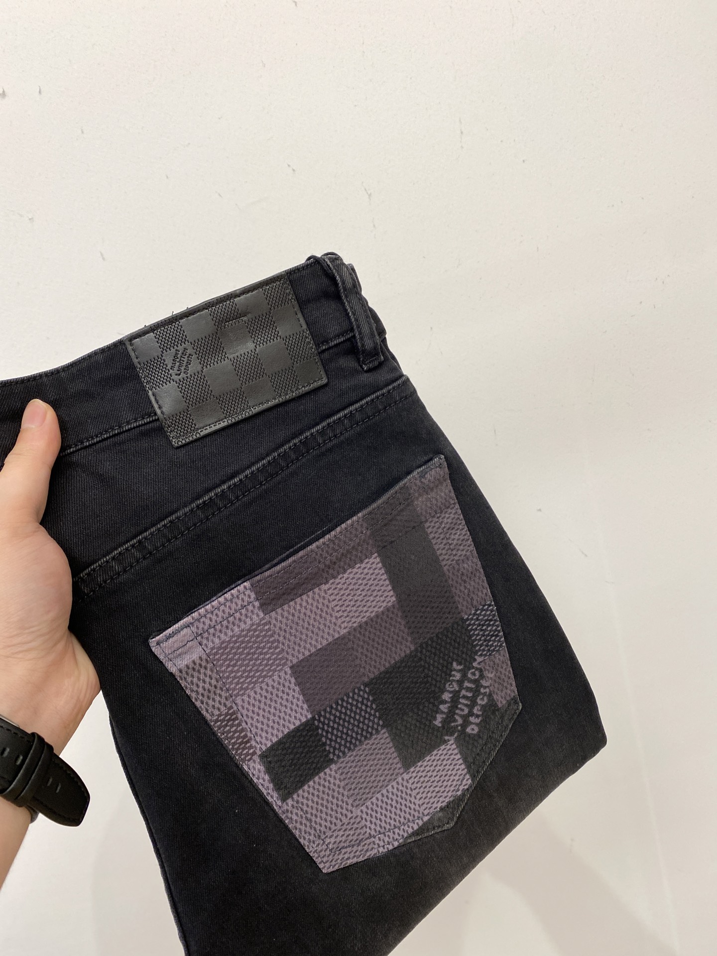 NO:540632,LV, 2025 latest products, special counters are available at the same time, original single-purpose goods, water-washed casual jeans, imported original washing elastic fabric, comfortable and elastic, original hardware and auxiliary materials decorative logo, super positive style, extremely high grade, counter quality, fashionable and stylish upper body, 29-38,,louis vuitton, jeans, alexander wang19860909LV、 2025最新品,专柜同步有售,原单狠货,水洗休闲牛仔裤,进口原版水洗弹力面料,舒适有弹性,原版五金辅料装饰logo,版型超正,档次极高,专柜品质,上身时尚有型,码数29-38,,louis vuitton,jeans,alexander wang,Men's clothing