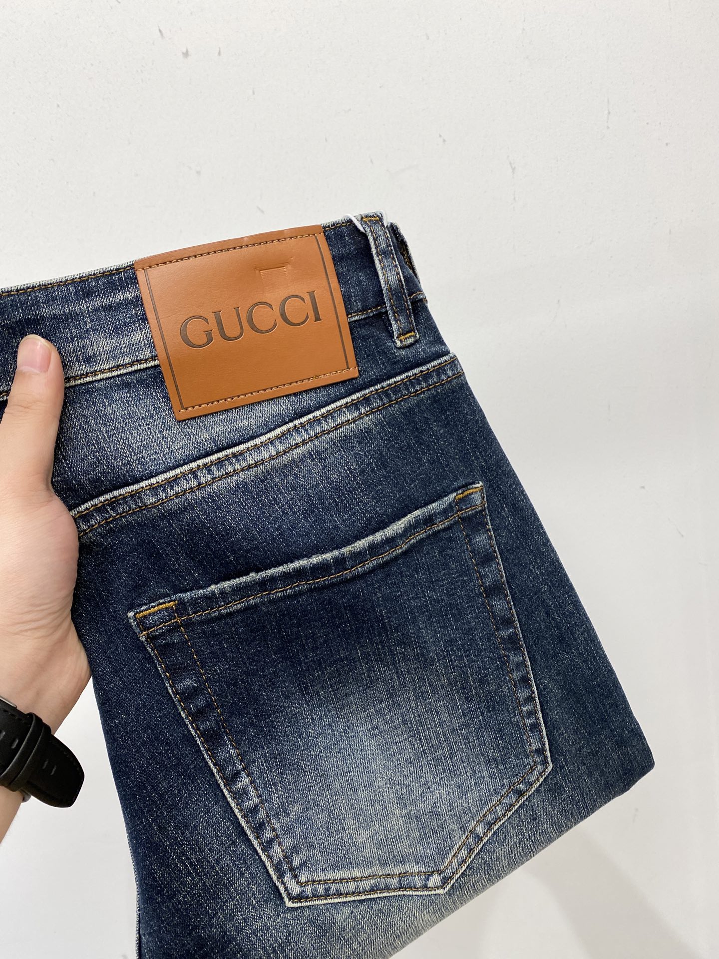 NO:540634,Guqi, 2025 latest products, special counters are available at the same time, original singles, washable casual jeans, imported original washable elastic fabric, comfortable and elastic, original hardware and auxiliary decorative logo, super positive style, extremely high grade, counter quality, fashionable and stylish upper body, 29-38, jeans, alexander wang19860909古奇、 2025最新品,专柜同步有售,原单狠货,水洗休闲牛仔裤,进口原版水洗弹力面料,舒适有弹性,原版五金辅料装饰logo,版型超正,档次极高,专柜品质,上身时尚有型,码数29-38,,jeans,alexander wang,Men's clothing