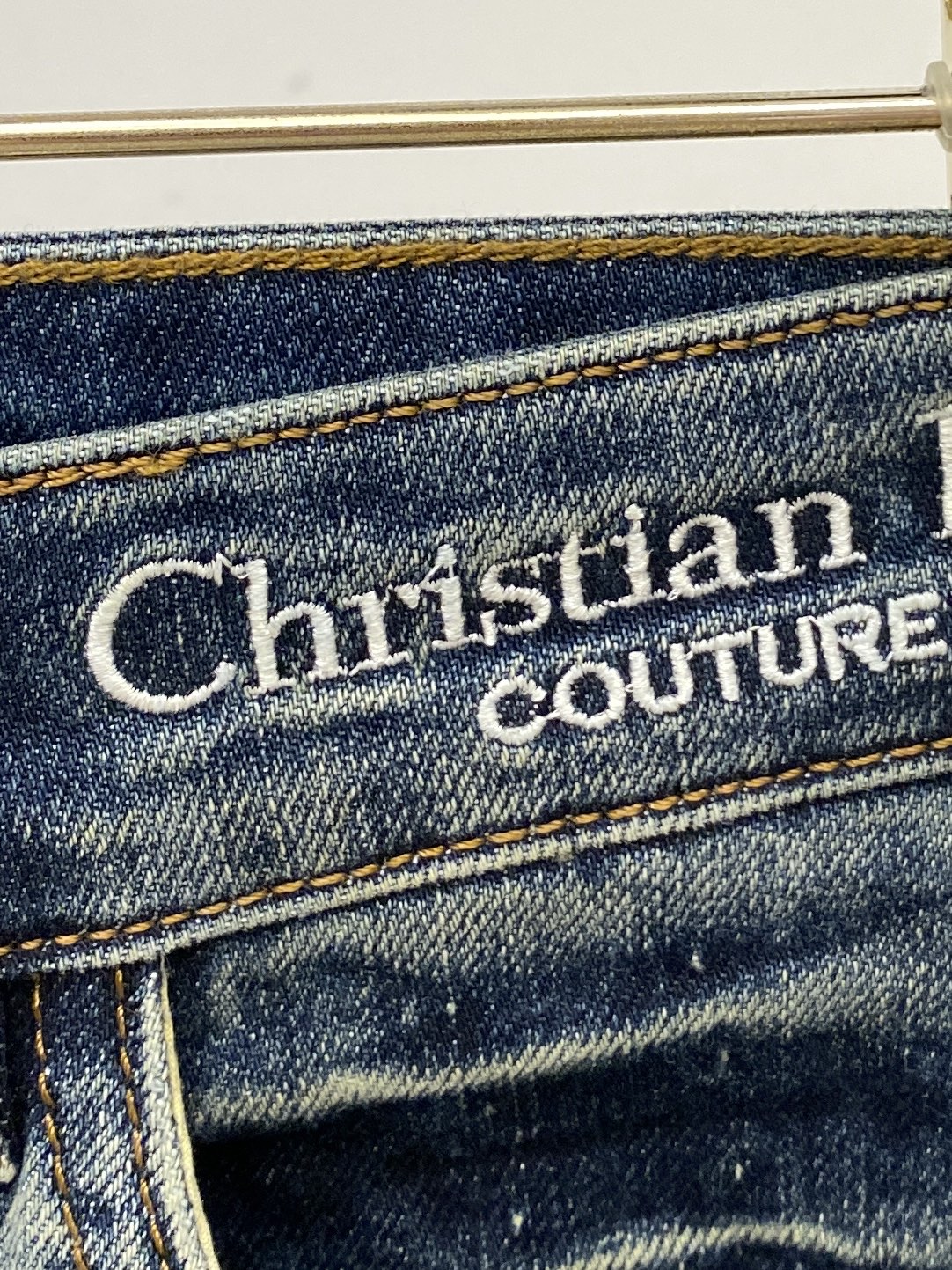 迪奥、 2025最新品，专柜同步有售，原单狠货，水洗休闲牛仔裤，进口原版水洗弹力面料，舒适有弹性，原版五