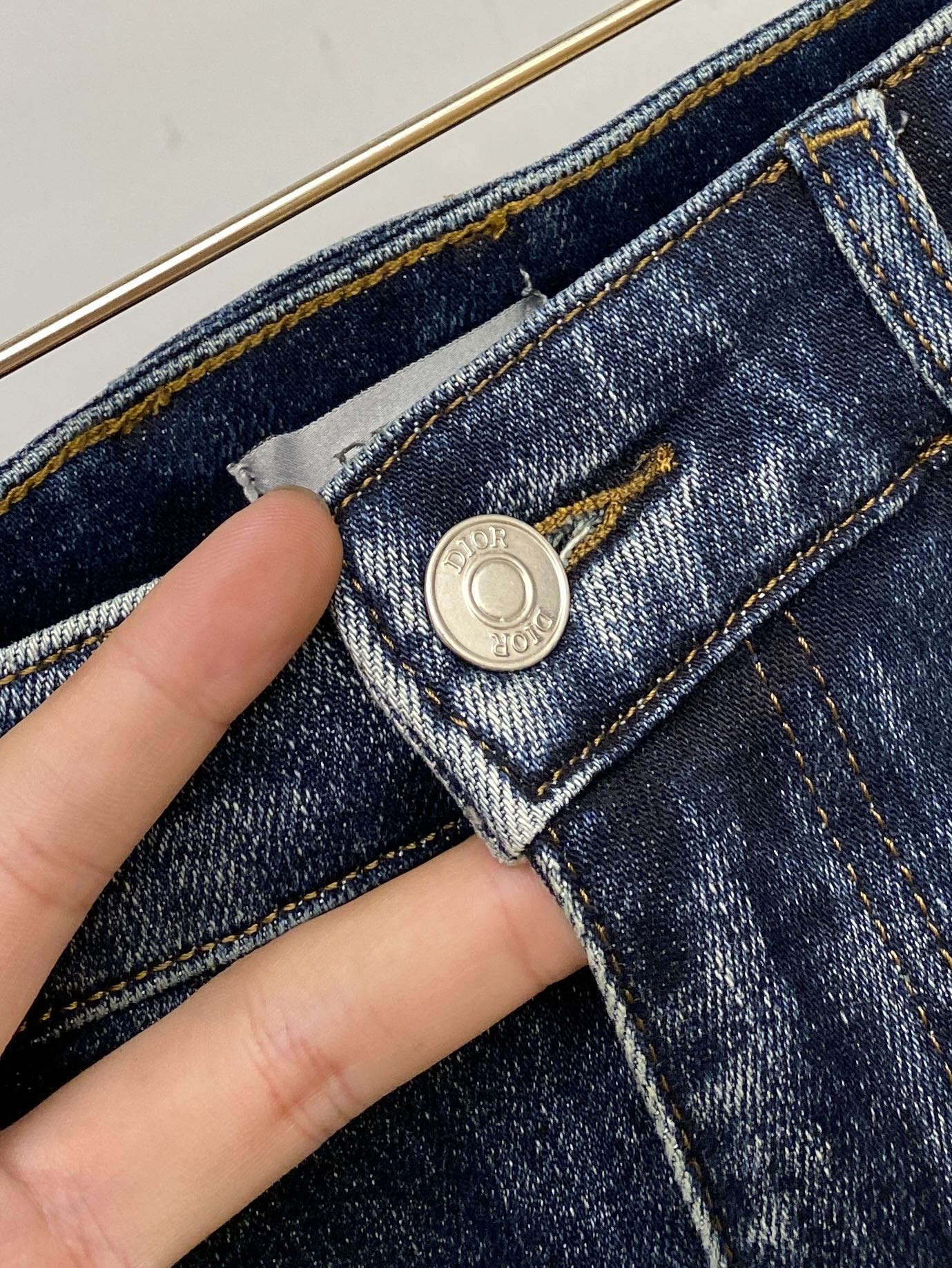 迪奥、 2025最新品，专柜同步有售，原单狠货，水洗休闲牛仔裤，进口原版水洗弹力面料，舒适有弹性，原版五