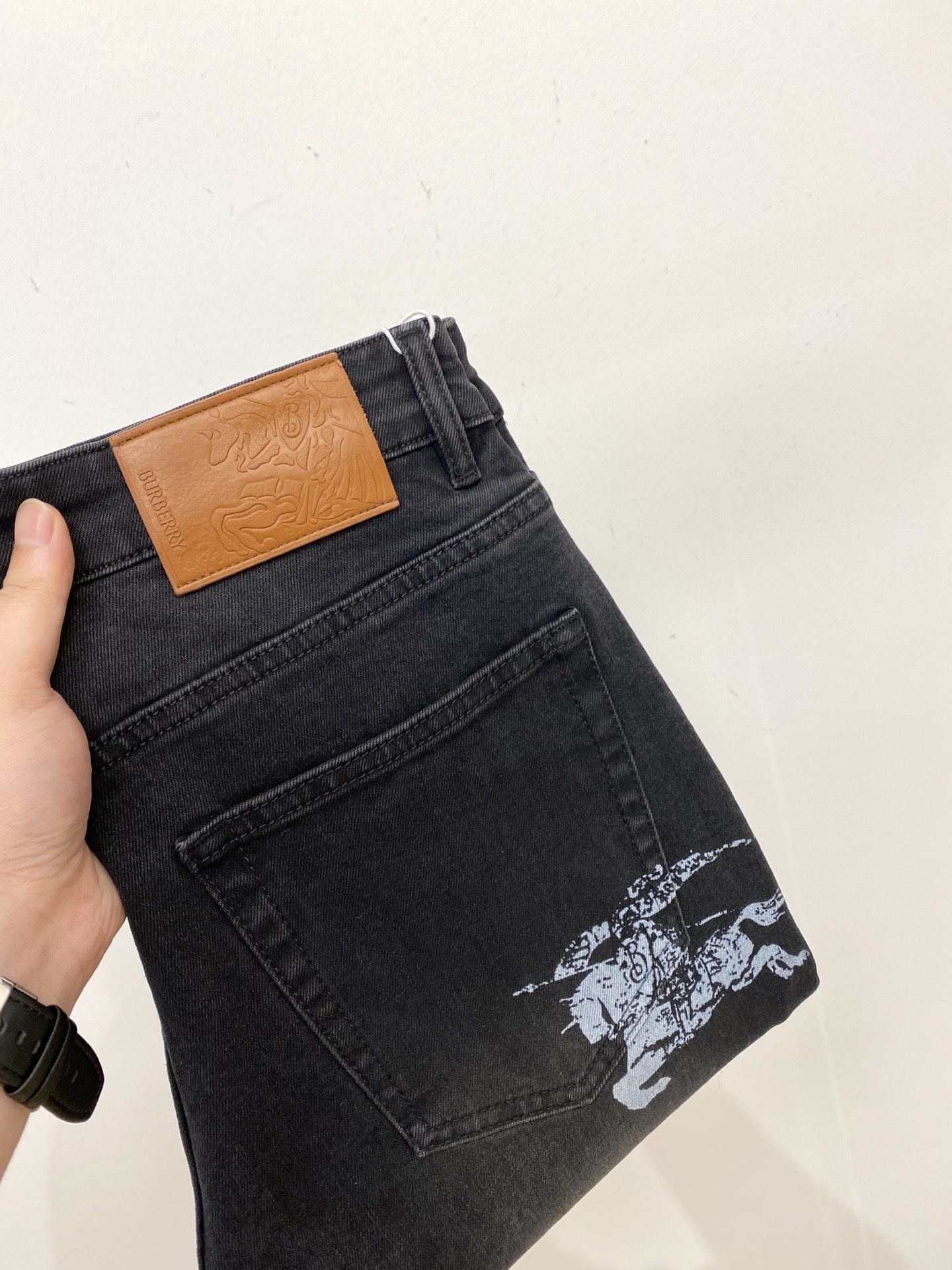 NO:540640,Burberry, 2025 latest products, special counters are available at the same time, original singles, washable casual jeans, imported original washable elastic fabric, comfortable and elastic, original hardware and auxiliary decorative logo, super positive style, extremely high grade, counter quality, fashionable and stylish upper body, 29-38, burberry, jeans, alexander wang19860909巴宝莉、 2025最新品,专柜同步有售,原单狠货,水洗休闲牛仔裤,进口原版水洗弹力面料,舒适有弹性,原版五金辅料装饰logo,版型超正,档次极高,专柜品质,上身时尚有型,码数29-38,,burberry,jeans,alexander wang,Men's clothing