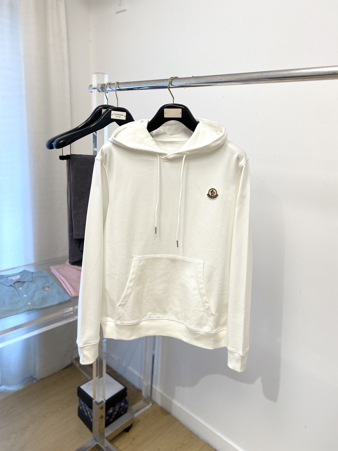 NO:546663,The hooded 2025 new sweatshirt, handsome and fashionable, chest embroidered decorative pattern logo, simple and versatile style. The fabric cotton is not only crisp, maintains the trendy silhouette, and is comfortable to wear, and the yarn is more delicate. The number M-3XL, Moncler, hoodie, sweatshirts, alexander wang19860909蒙口、2025新品卫衣,帅气时尚,胸前刺绣装饰图案logo,简约百搭款.面料棉 不仅挺括,保持潮流的廓形,又穿着舒适,纱织更细腻,码数M-3XL,,Moncler,hoodie,sweatshirts,alexander wang,Men's clothing