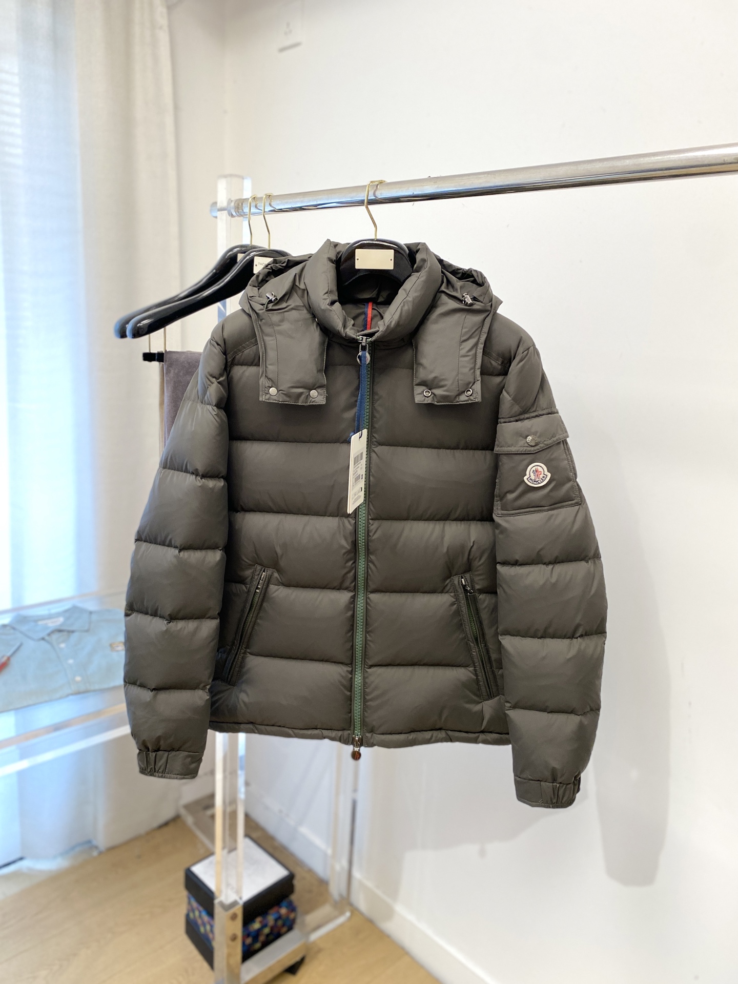 NO:546670,The latest men's thin down jacket is soft and comfortable.  The upper body style is excellent.  zipper.  The auxiliary materials are all customer-supplied and imported fabrics, which are light and comfortable, warm and stylish, simple and generous styles!  The best choice for lightweight and warmth, autumn and winter cold protection. 1-5 yards, Moncler, down jacket, alexander wang19860909蒙口、最新款男士轻薄羽绒服、面料柔软舒适 ．上身版型超赞 ．拉链．辅料都是客供 、进口面料,轻便舒适,保暖有型、简单大方款式！轻便保暖、秋冬御寒的最佳选择 码数1-5码,,Moncler,down jacket,alexander wang,Men's clothing