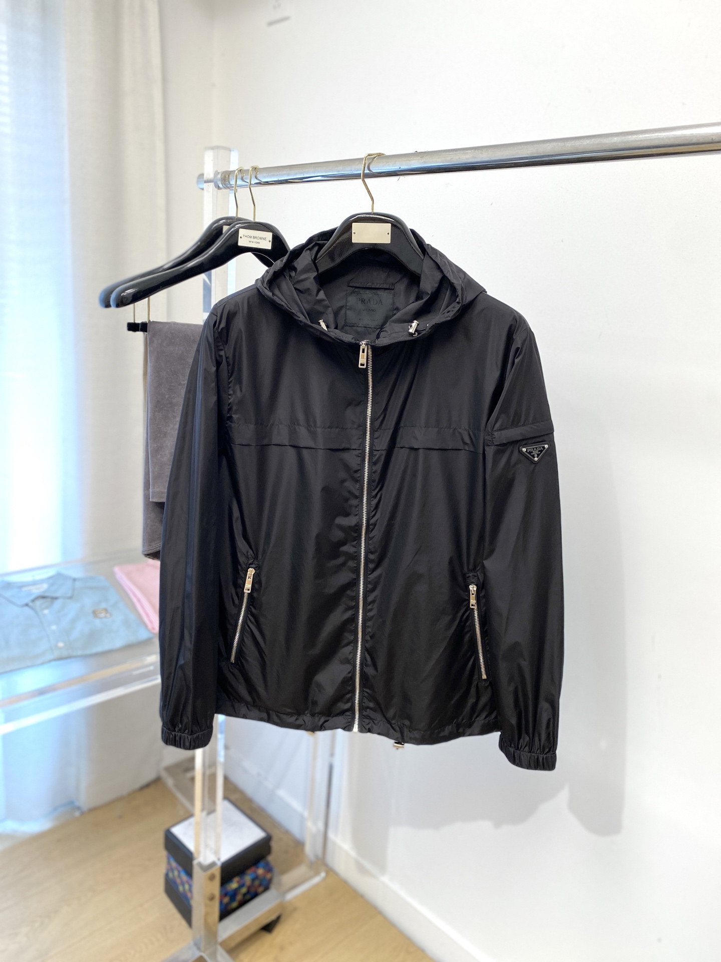 NO:546684,Prada, 2025 new jacket jacket, fashionable and handsome, simple and versatile, cuff hardware decorative triangle logo, customized original fabric, not only crisp, maintains the trendy silhouette, and is comfortable to wear, the yarn weaving is more delicate, the number M-3XL, prada, jackets & coats, jackets & coats, alexander wang19860909普拉达、2025新品夹克外套,时尚帅气,简约百搭款,袖口五金装饰三角标logo,定制原版面料,不仅挺括,保持潮流的廓形,又穿着舒适,纱织更细腻,码数M-3XL,,prada,jackets & coats,jackets & coats,alexander wang,Men's clothing