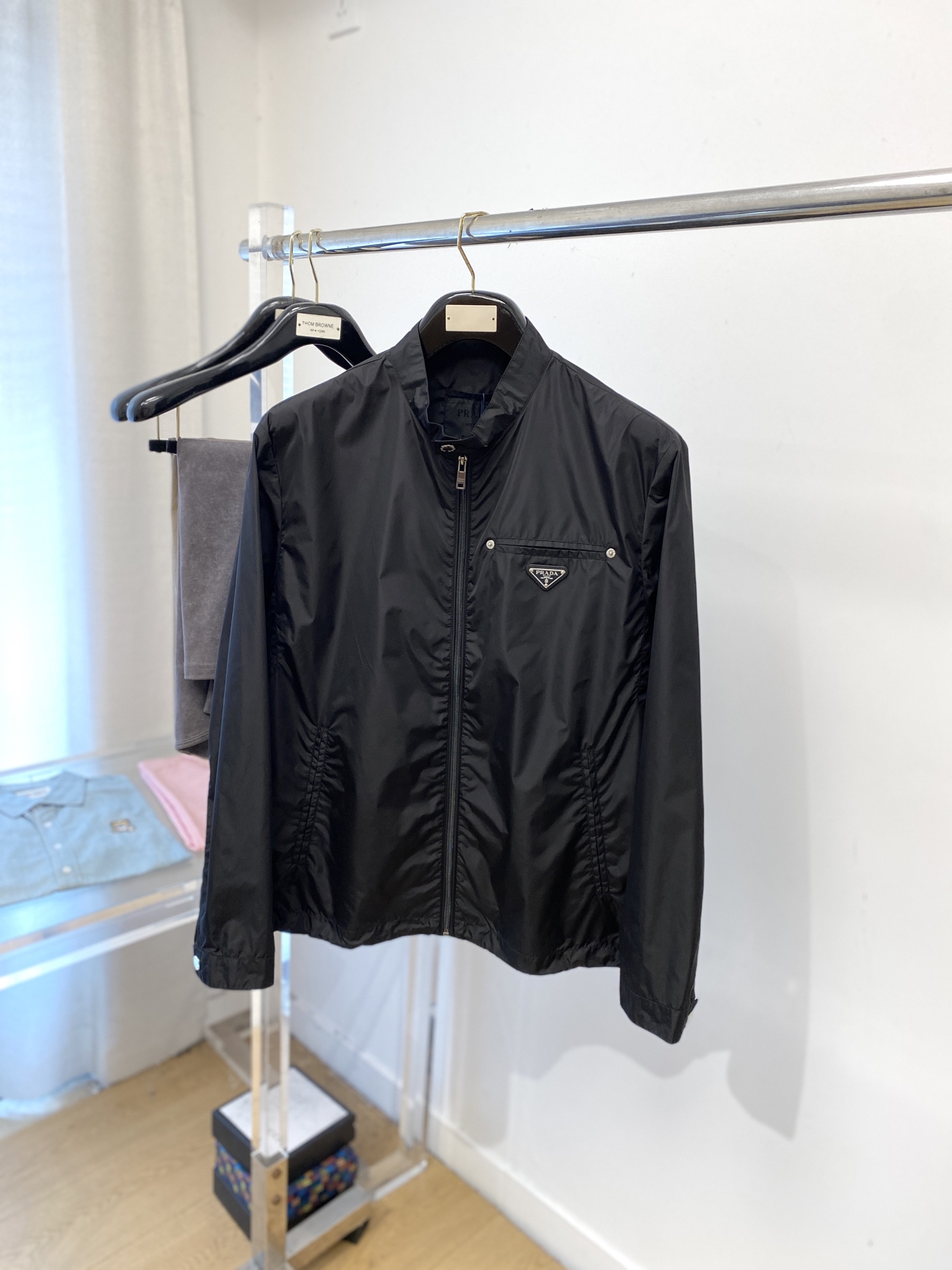 NO:546691,Prada, 2025 new jacket jacket, fashionable and handsome, simple and versatile style, chest hardware decorative triangle logo, customized original fabric, not only crisp, maintains the trendy silhouette, and is comfortable to wear, the yarn weaving is more delicate, the number M-3XL, prada, jackets & coats, jackets & coats, alexander wang19860909普拉达、2025新品夹克外套,时尚帅气,简约百搭款,胸前五金装饰三角标logo,定制原版面料,不仅挺括,保持潮流的廓形,又穿着舒适,纱织更细腻,码数M-3XL,,prada,jackets & coats,jackets & coats,alexander wang,Men's clothing