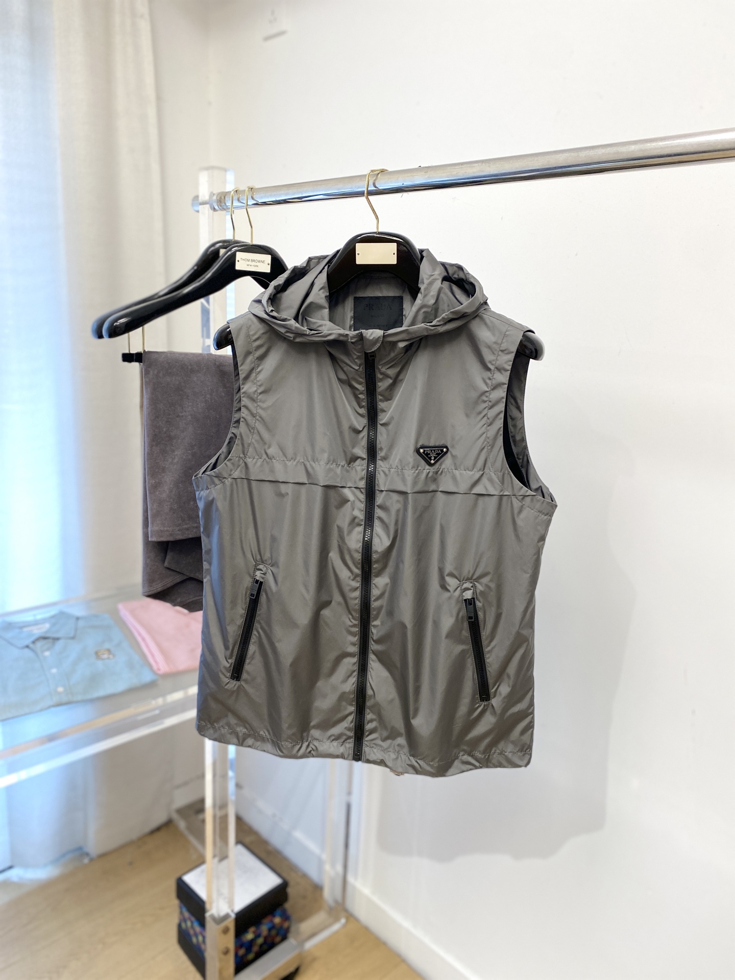 NO:546697,Prada, 2025 new jacket vest jacket, fashionable and handsome, simple and versatile style, chest hardware decorative triangle logo, customized original fabric, not only crisp, maintains the trendy silhouette, and is comfortable to wear, the yarn weaving is more delicate, the number M-3XL, prada, jackets & coats, jackets & coats, alexander wang19860909普拉达、2025新品夹克马甲外套,时尚帅气,简约百搭款,胸前五金装饰三角标logo,定制原版面料,不仅挺括,保持潮流的廓形,又穿着舒适,纱织更细腻,码数M-3XL,,prada,jackets & coats,jackets & coats,alexander wang,Men's clothing