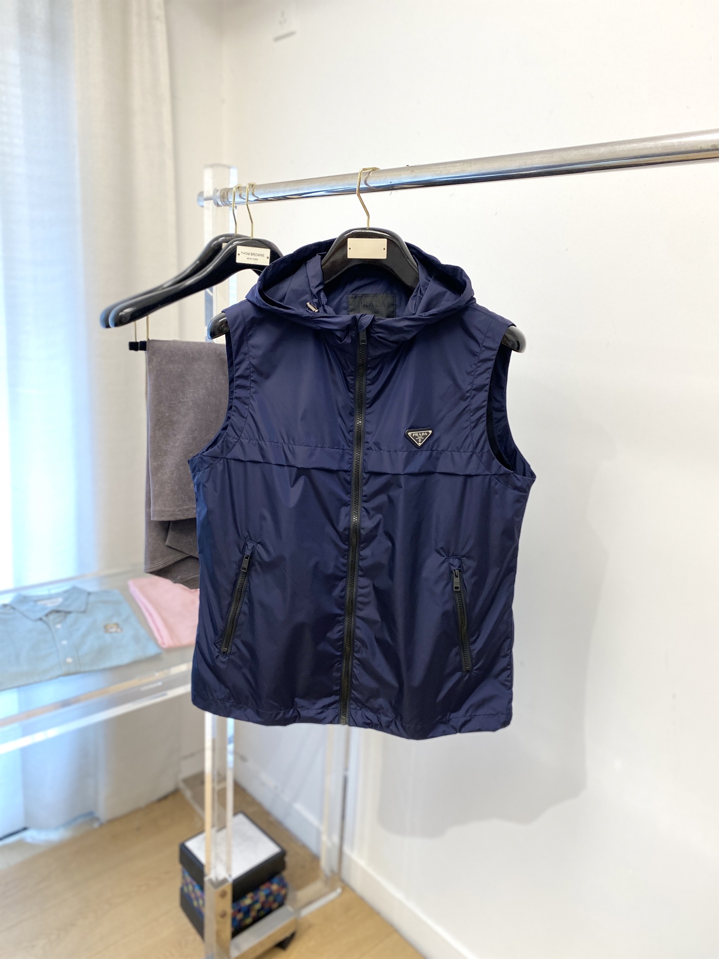 NO:548229,Prada, 2025 new jacket vest jacket, fashionable and handsome, simple and versatile style, chest hardware decorative triangle logo, customized original fabric, not only crisp, maintains the trendy silhouette, and is comfortable to wear, the yarn weaving is more delicate, the number M-3XL, prada, jackets & coats, jackets & coats, alexander wang19860909普拉达、2025新品夹克马甲外套,时尚帅气,简约百搭款,胸前五金装饰三角标logo,定制原版面料,不仅挺括,保持潮流的廓形,又穿着舒适,纱织更细腻,码数M-3XL,,prada,jackets & coats,jackets & coats,alexander wang,Men's clothing