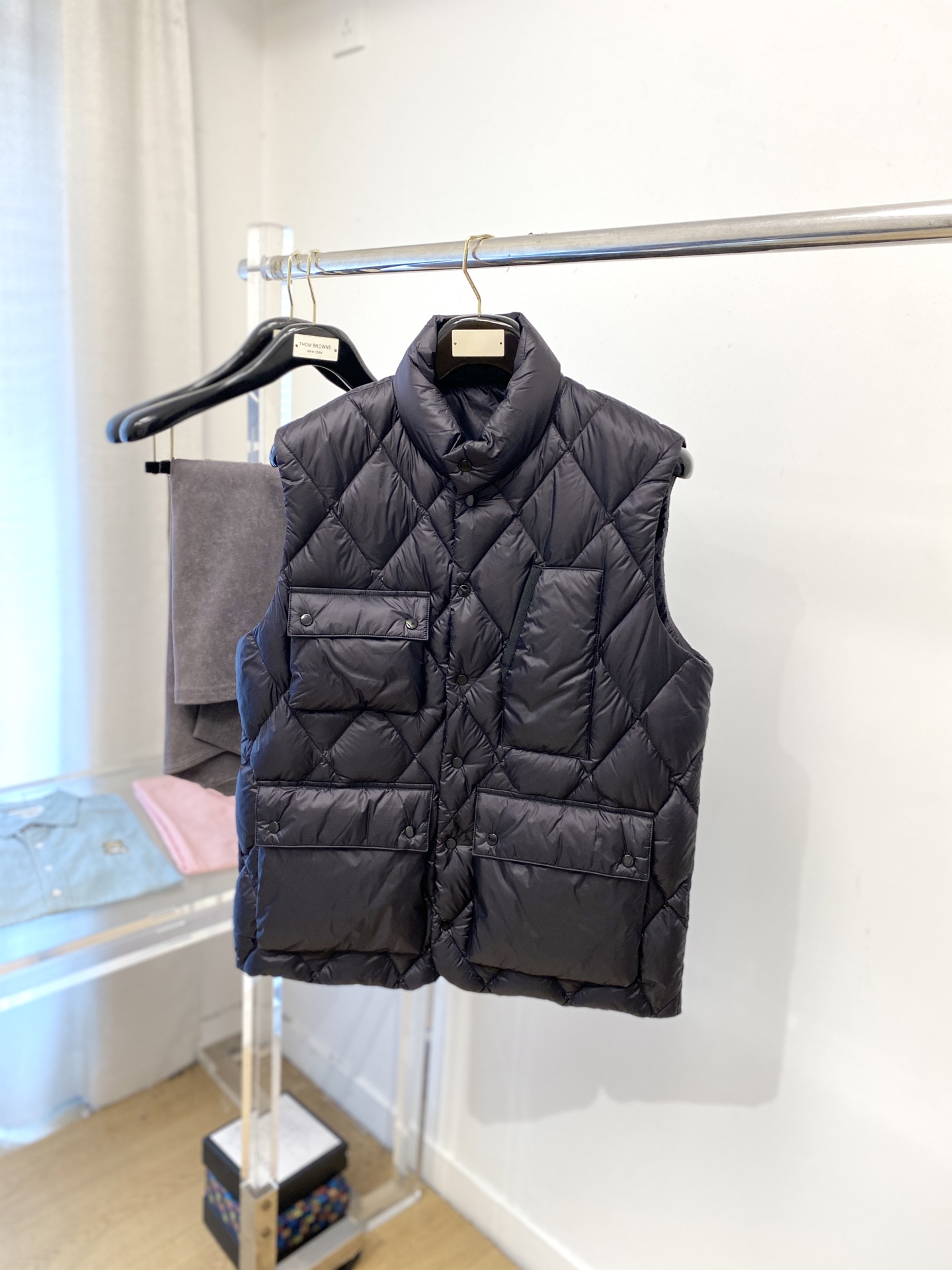 NO:546704,BV, the latest men's thin down vest, soft and comfortable fabric.  The upper body style is excellent.  zipper.  The auxiliary materials are all customer-supplied and imported fabrics, which are light and comfortable, warm and stylish, simple and generous styles!  The best choice for lightweight and warmth, autumn and winter cold protection. Number of 2-5 yards, bottega veneta, down jacket, alexander wang19860909BV、最新款男士轻薄羽绒马甲、面料柔软舒适 ．上身版型超赞 ．拉链．辅料都是客供 、进口面料,轻便舒适,保暖有型、简单大方款式！轻便保暖、秋冬御寒的最佳选择 码数2-5码,,bottega veneta,down jacket,alexander wang,Men's clothing