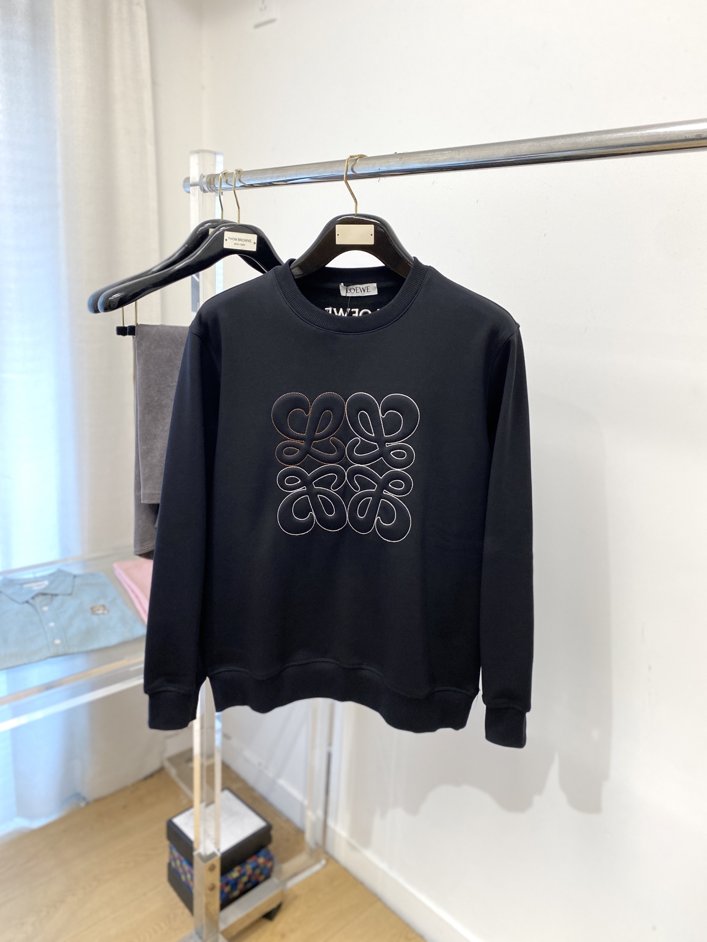 NO:567680,Loewe, 2025 new velvet sweatshirt, handsome and fashionable, with concave and embroidered logo on the chest, simple and versatile. The fabric cotton is not only crisp and maintains the trendy silhouette, but also comfortable to wear, and the yarn is more delicate. Size M-3XL,,loewe,hoodie,sweatshirts,alexander wang19860909罗意威、2025新品加绒卫衣,帅气时尚,胸前凹凸刺绣图案logo,简约百搭款.面料棉 不仅挺括,保持潮流的廓形,又穿着舒适,纱织更细腻,码数M-3XL,,loewe,hoodie,sweatshirts,alexander wang,Men's clothing