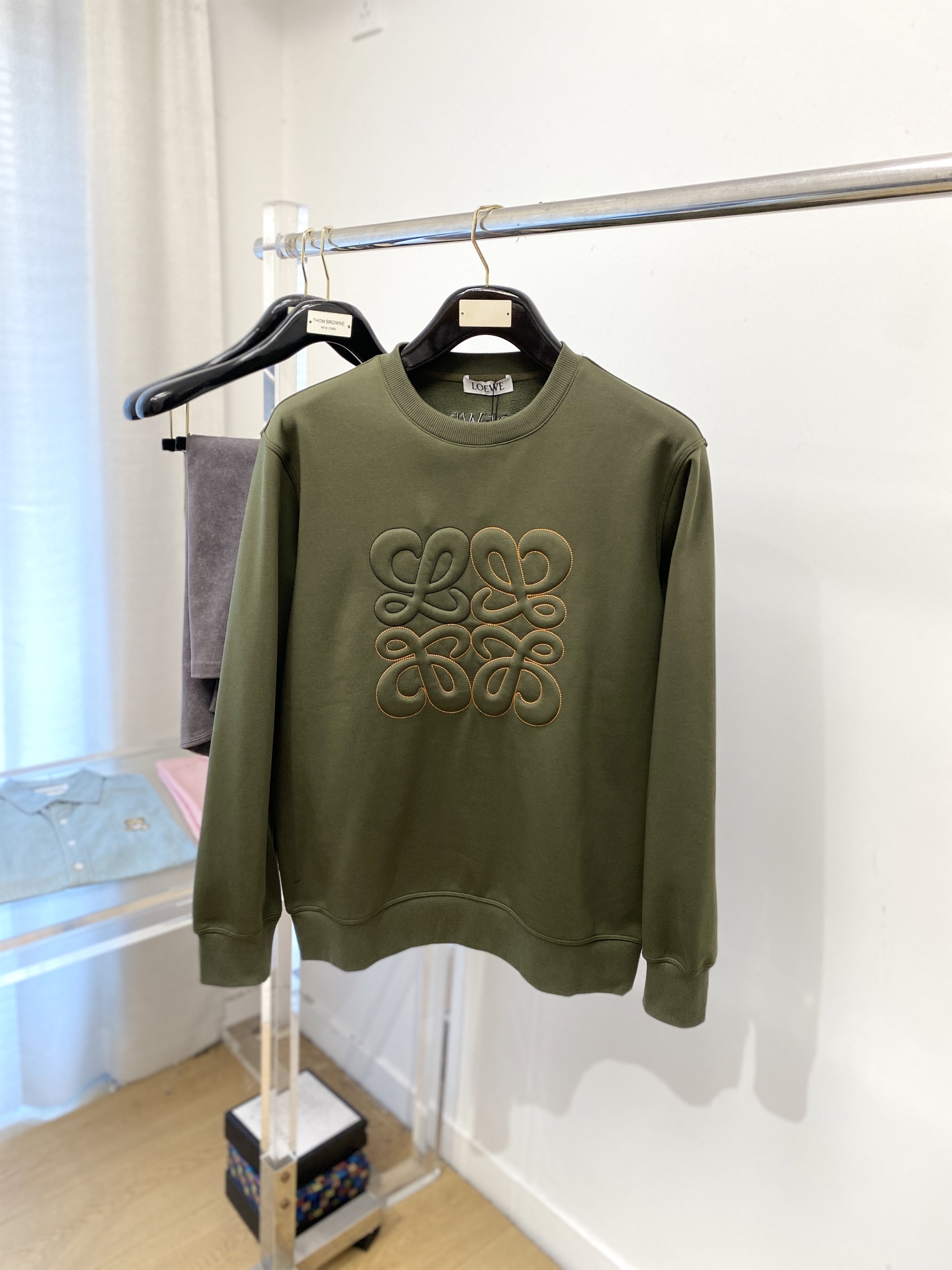 NO:546714,Loewe, 2025 new fleece sweatshirt, handsome and fashionable, with concave and embroidered logo on the chest, simple and versatile. The fabric cotton is not only crisp and maintains the trendy silhouette, but also comfortable to wear, and the yarn is more delicate. Size M-3XL,,loewe,hoodie,sweatshirts,alexander wang19860909罗意威、2025新品加绒卫衣,帅气时尚,胸前凹凸刺绣图案logo,简约百搭款.面料棉 不仅挺括,保持潮流的廓形,又穿着舒适,纱织更细腻,码数M-3XL,,loewe,hoodie,sweatshirts,alexander wang,Men's clothing