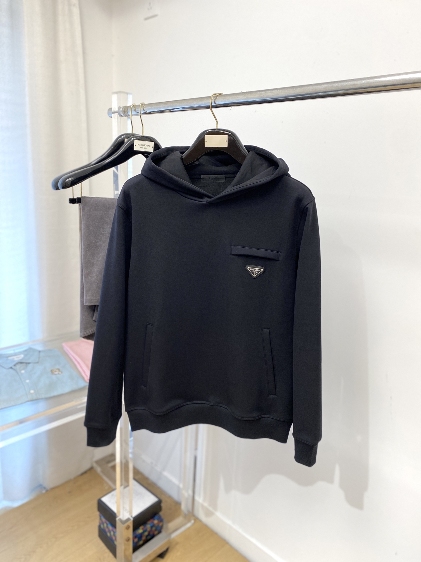 NO:546660,Prada, 2025 new velvet sweatshirt, handsome and fashionable, chest hardware decorative triangle logo, simple and versatile style. Fabric cotton is not only crisp, maintains a fashionable silhouette, and is comfortable to wear, and the yarn is more delicate, the number M-3XL, prada, hoodie, sweatshirts, alexander wang19860909普拉达、2025新品加绒卫衣,帅气时尚,胸前五金装饰三角标logo,简约百搭款.面料棉 不仅挺括,保持潮流的廓形,又穿着舒适,纱织更细腻,码数M-3XL,,prada,hoodie,sweatshirts,alexander wang,Men's clothing