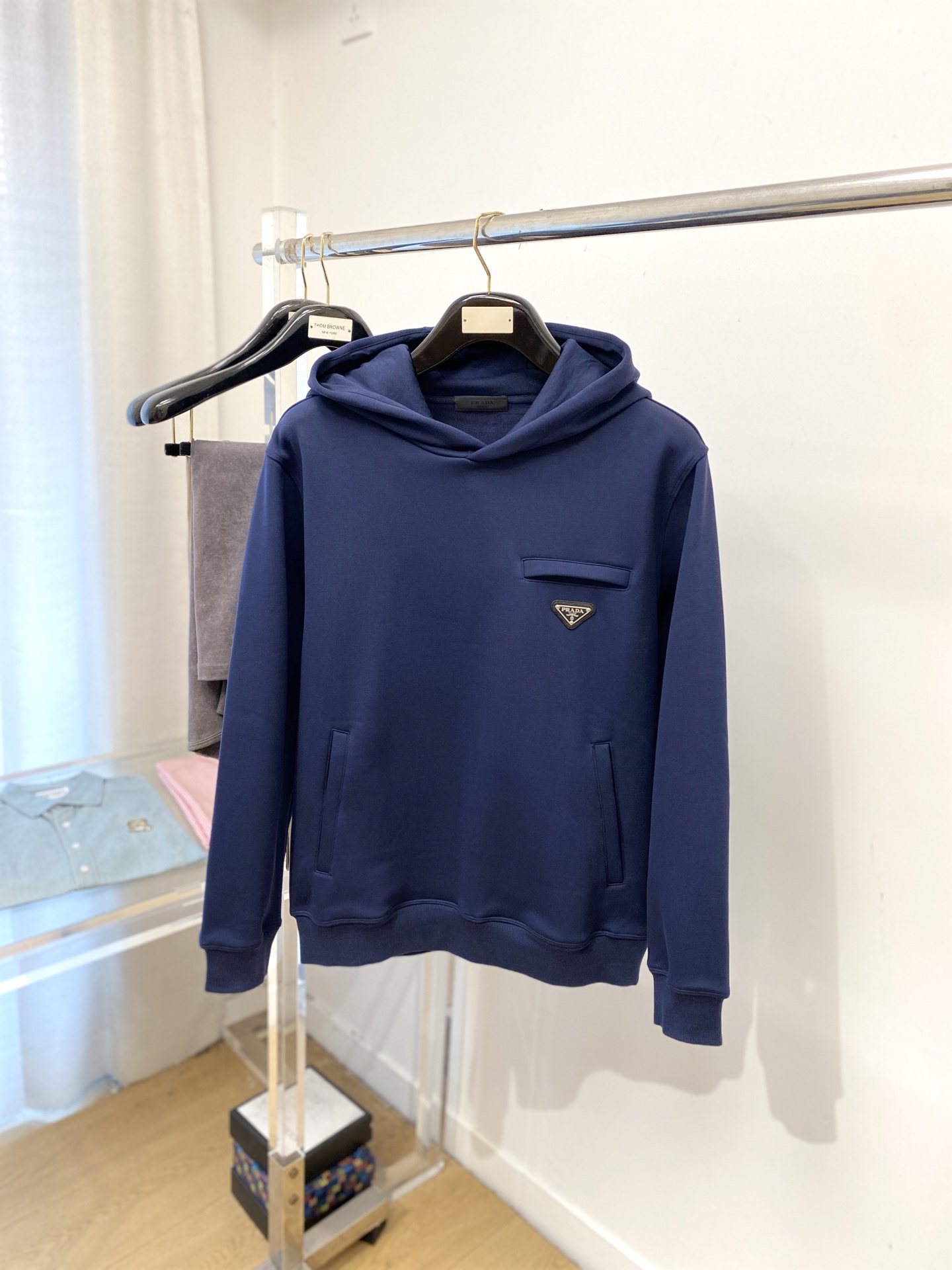 NO:546667,Prada, 2025 new velvet sweatshirt, handsome and fashionable, chest hardware decorative triangle logo, simple and versatile style. Fabric cotton is not only crisp, maintains the trendy silhouette, and is comfortable to wear, and the yarn is more delicate, the number M-3XL, prada, hoodie, sweatshirts, alexander wang19860909普拉达、2025新品加绒卫衣,帅气时尚,胸前五金装饰三角标logo,简约百搭款.面料棉 不仅挺括,保持潮流的廓形,又穿着舒适,纱织更细腻,码数M-3XL,,prada,hoodie,sweatshirts,alexander wang,Men's clothing