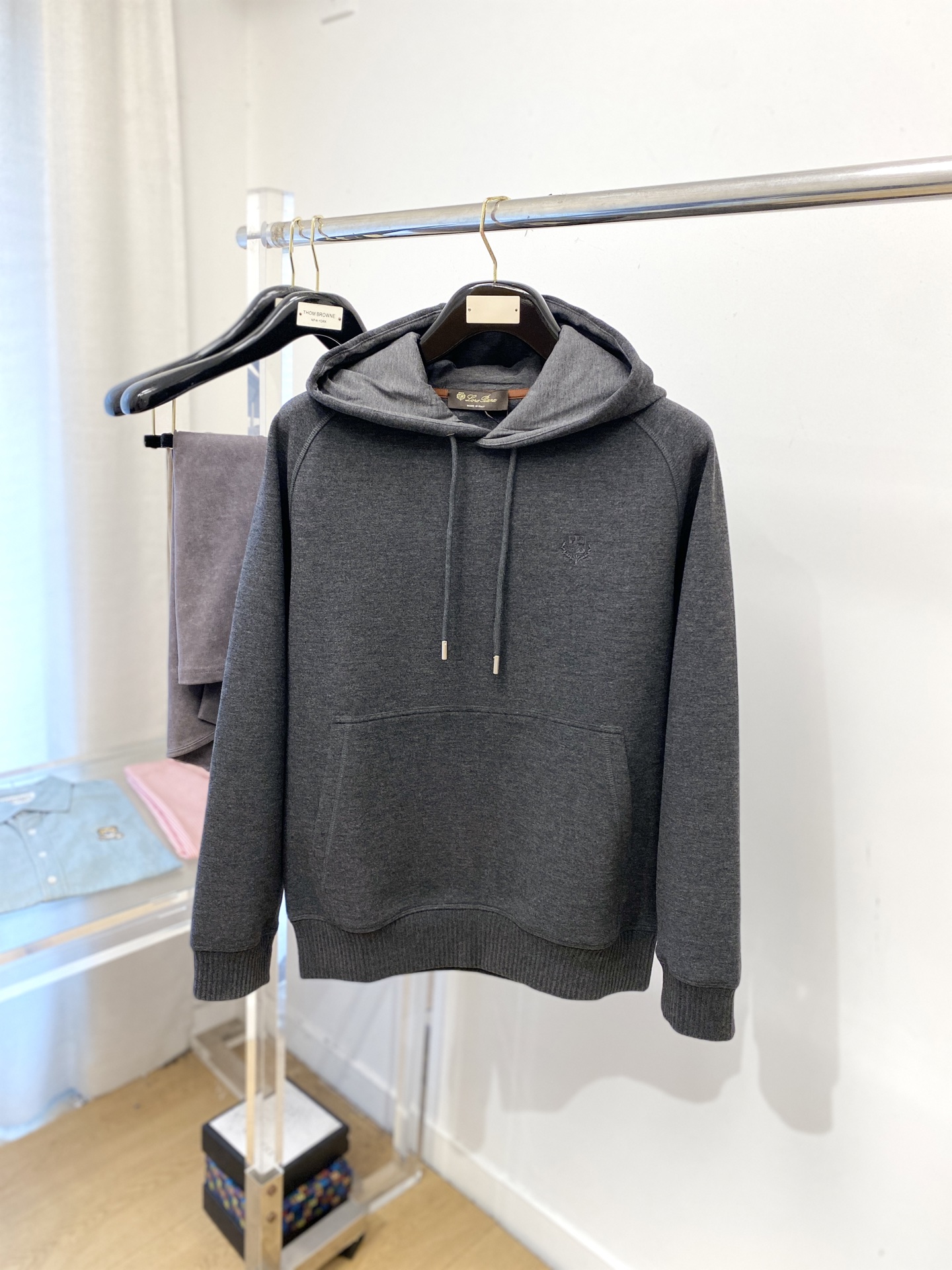 NO:546674,LP, 2025 new velvet sweatshirt, handsome and fashionable, exquisite embroidered pattern logo on the chest, simple and versatile style. The fabric cotton is not only crisp, maintains the trendy silhouette, and is comfortable to wear, and the yarn is more delicate. The number M-3XL, loro piano, hoodie, sweatshirts, alexander wang19860909LP、2025新品加绒卫衣,帅气时尚,胸前精致刺绣图案logo,简约百搭款.面料棉 不仅挺括,保持潮流的廓形,又穿着舒适,纱织更细腻,码数M-3XL,,loro piana,hoodie,sweatshirts,alexander wang,Men's clothing