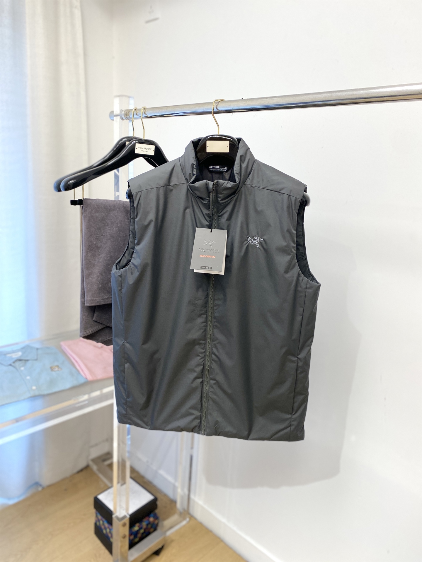 NO:546681,Arc'teryx, the latest 2025 men's lightweight cotton vest, the fabric is soft and comfortable.  The upper body shape is awesome.  zipper.  The accessories are all custom-supplied and imported fabrics, which are light and comfortable, warm and stylish, simple and elegant!  Lightweight and warm, the best choice to keep out the cold in autumn and winter. Size M-3XL, arc'teryx, alexander wang19860909始祖鸟、2025最新款男士轻薄棉服马甲、面料柔软舒适 ．上身版型超赞 ．拉链．辅料都是客供 、进口面料,轻便舒适,保暖有型、简单大方款式！轻便保暖、秋冬御寒的最佳选择 码数M-3XL,arc'teryx,alexander wang,Men's clothing