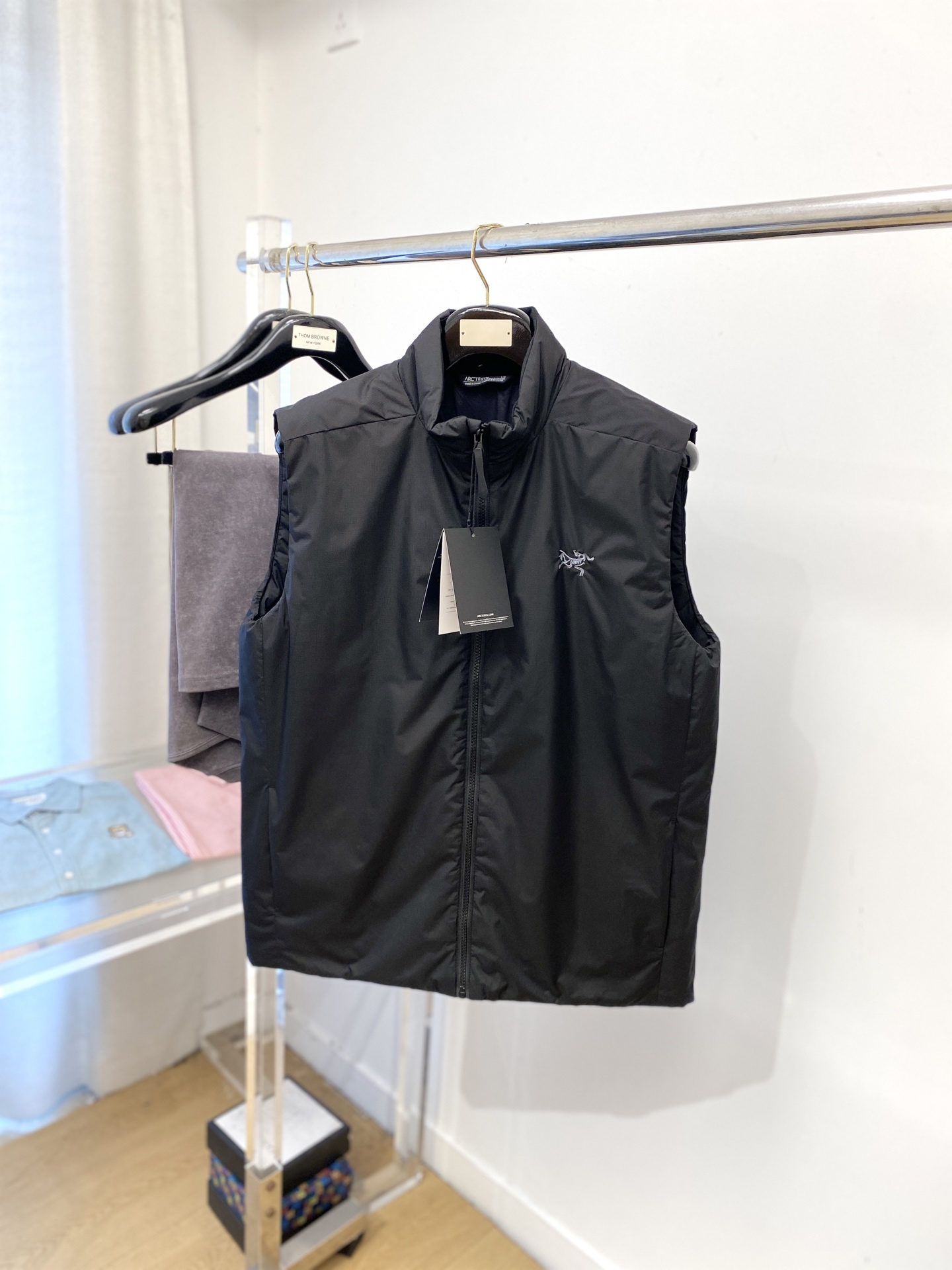 NO:546688,Archaeopteryx, the latest men's thin cotton vest for 2025, and the fabric is soft and comfortable.  The upper body style is excellent.  zipper.  The auxiliary materials are all customer-supplied and imported fabrics, which are light and comfortable, warm and stylish, simple and generous styles!  The best choice for lightweight and warmth, autumn and winter cold protection. Number of codes M-3XL, arc'teryx, alexander wang19860909始祖鸟、2025最新款男士轻薄棉服马甲、面料柔软舒适 ．上身版型超赞 ．拉链．辅料都是客供 、进口面料,轻便舒适,保暖有型、简单大方款式！轻便保暖、秋冬御寒的最佳选择 码数M-3XL,arc'teryx,alexander wang,Men's clothing