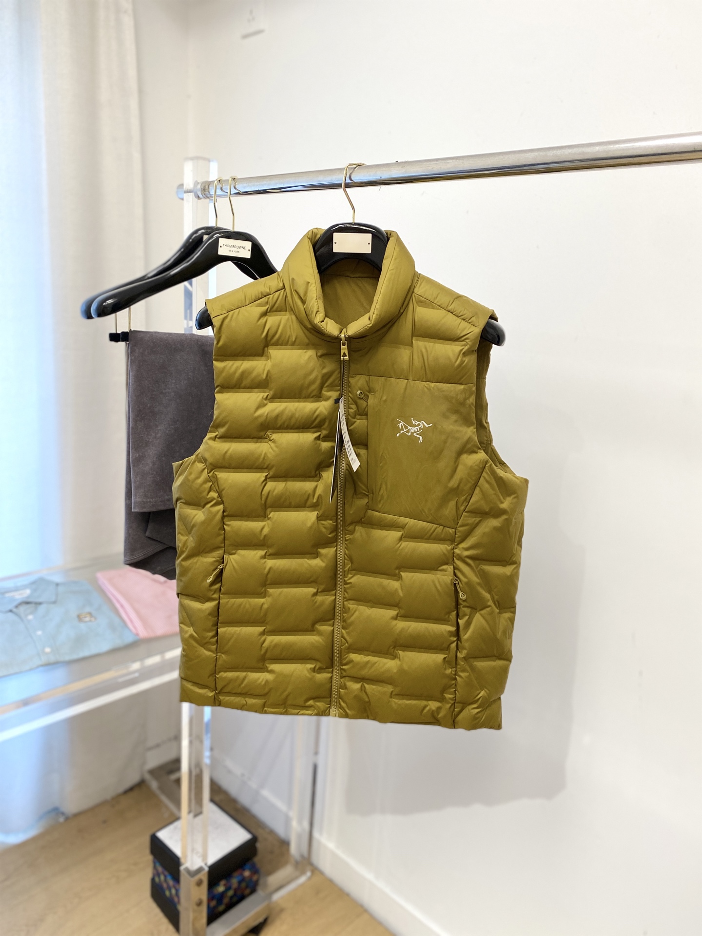 NO:546695,Archaeopteryx, the latest 2025 double-sided men's thin down vest, soft and comfortable fabric.  The upper body style is excellent.  zipper.  The auxiliary materials are all customer-supplied and imported fabrics, which are light and comfortable, warm and stylish, simple and generous styles!  The best choice for lightweight and warmth, autumn and winter cold protection. Number M-3XL, arc'teryx, down jacket, alexander wang19860909始祖鸟、2025最新款双面穿男士轻薄羽绒马甲、面料柔软舒适 ．上身版型超赞 ．拉链．辅料都是客供 、进口面料,轻便舒适,保暖有型、简单大方款式！轻便保暖、秋冬御寒的最佳选择 码数M-3XL,arc'teryx,down jacket,alexander wang,Men's clothing