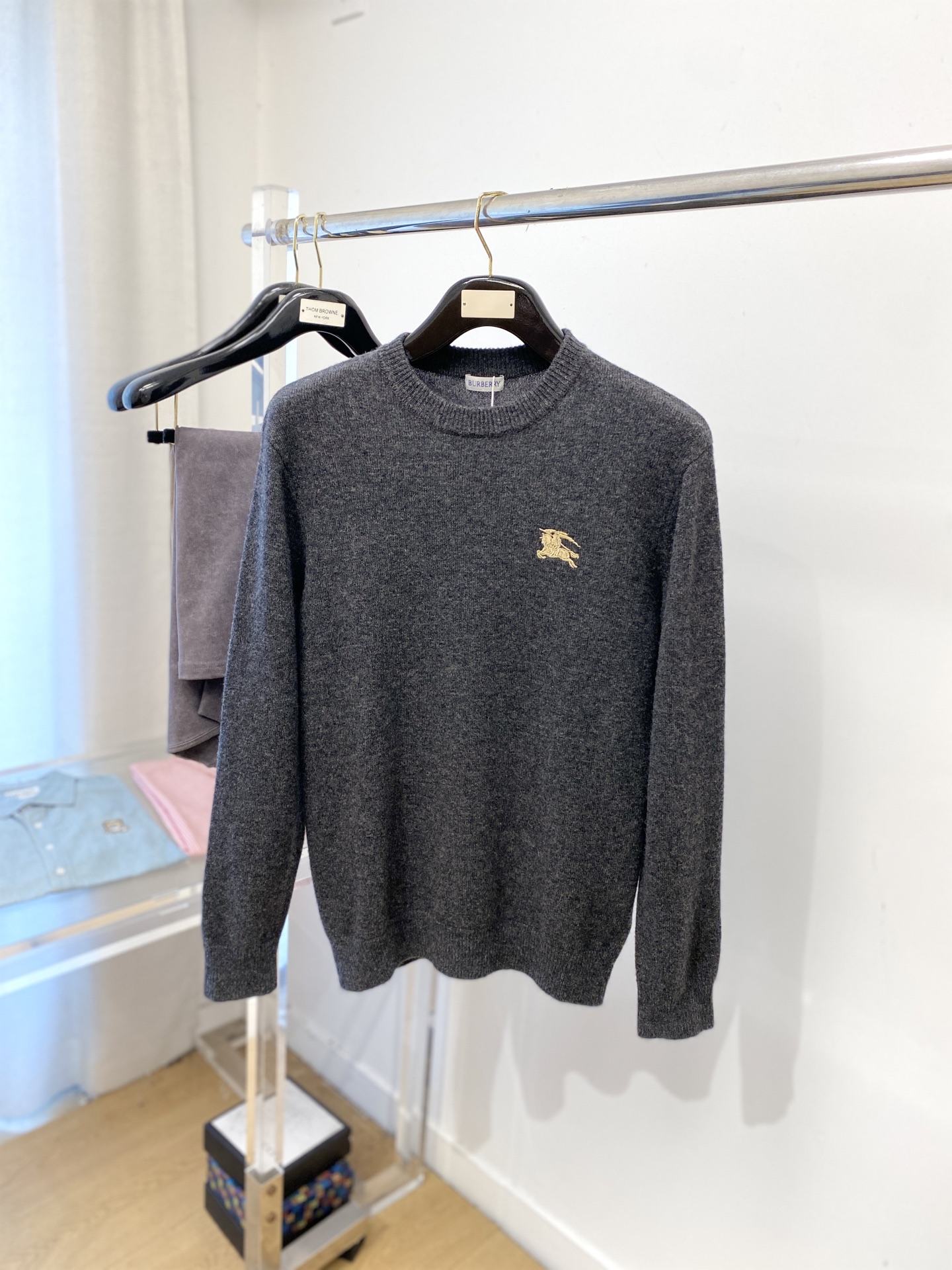 NO:546598,Burberry, 2025 new sweater has a delicate and soft feel, which can directly contact the skin, allowing the heart-warming yarn to create a delicate texture. The top-level craftsmanship is unique and outstanding, the style is simple, generous and exquisite. The three-dimensional tailoring style design makes the whole sweater look youthful and energetic. Recommended autumn and winter outfits are essential. Size M-3XL, burberry, sweaters, alexander wang19860909巴宝莉、2025新品羊毛衣 具有手感细腻柔软,可直接与肌肤接触,让暖心的纱线变化出细腻的质感,顶级工艺极具特色出彩,款式简约大方精美 立体剪裁的版型设计,让整款毛衣上身尽显青春活力和朝气,推荐款秋冬季穿搭必备.尺码M-3XL,,burberry,sweaters,alexander wang,Men's clothing