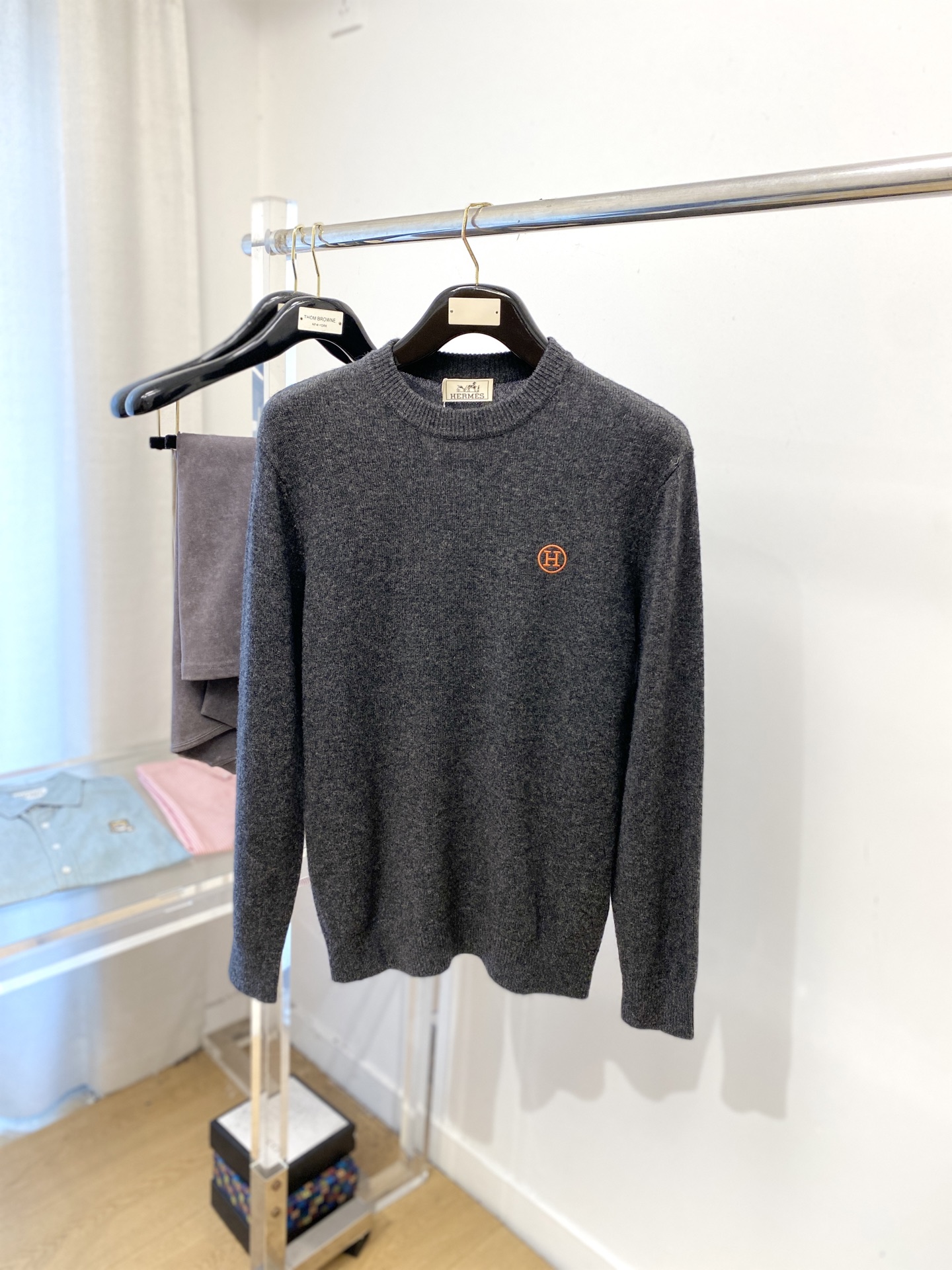 NO:546604,Hermes, 2025 new woolen sweater has a delicate and soft feel, which can be directly contacted with the skin, allowing the warm yarn to change into a delicate texture. The top-notch craftsmanship is very distinctive, and the style is simple, elegant and exquisite. The three-dimensional tailoring design makes the entire sweater upper body full of youthful vitality and vitality. It is recommended to be a must-have for autumn and winter. Sizes M-3XL, hermes, sweaters, alexander wang19860909爱马仕、2025新品羊毛衣 具有手感细腻柔软,可直接与肌肤接触,让暖心的纱线变化出细腻的质感,顶级工艺极具特色出彩,款式简约大方精美 立体剪裁的版型设计,让整款毛衣上身尽显青春活力和朝气,推荐款秋冬季穿搭必备.尺码M-3XL,,hermes,sweaters,alexander wang,Men's clothing