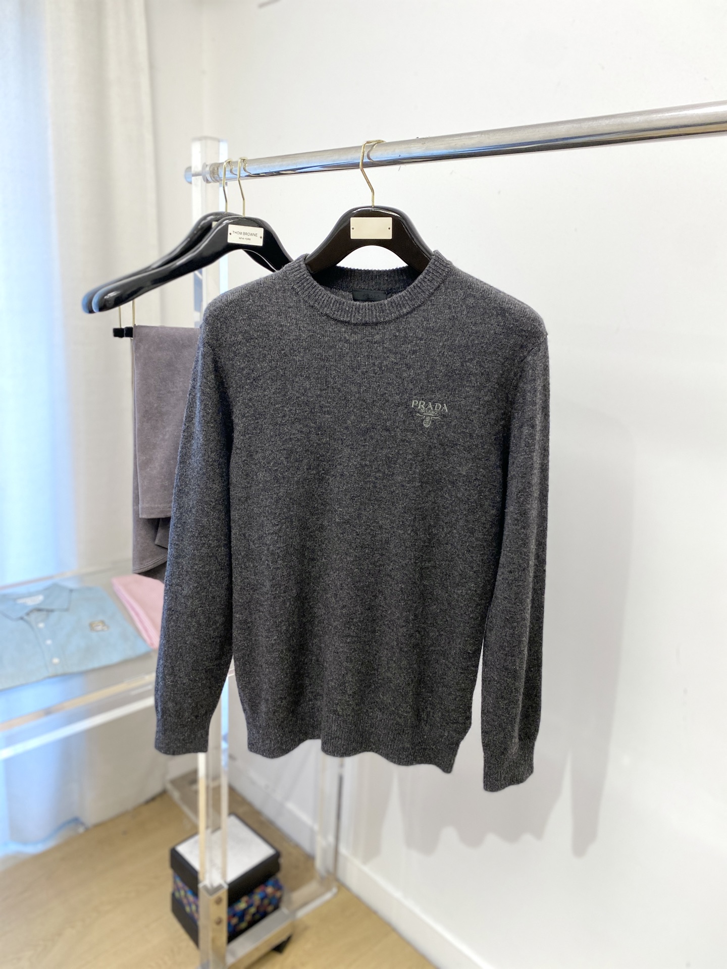 NO:546616,Prada, 2025 new sweater has a delicate and soft feel, which can directly contact the skin, allowing the heart-warming yarn to change the delicate texture. The top-level craftsmanship is unique and outstanding, the style is simple, generous and exquisite. The three-dimensional tailoring style design makes the whole sweater look youthful and energetic. Recommended autumn and winter outfits are essential. Size M-3XL, prada, sweaters, alexander wang19860909普拉达、2025新品羊毛衣 具有手感细腻柔软,可直接与肌肤接触,让暖心的纱线变化出细腻的质感,顶级工艺极具特色出彩,款式简约大方精美 立体剪裁的版型设计,让整款毛衣上身尽显青春活力和朝气,推荐款秋冬季穿搭必备.尺码M-3XL,,prada,sweaters,alexander wang,Men's clothing