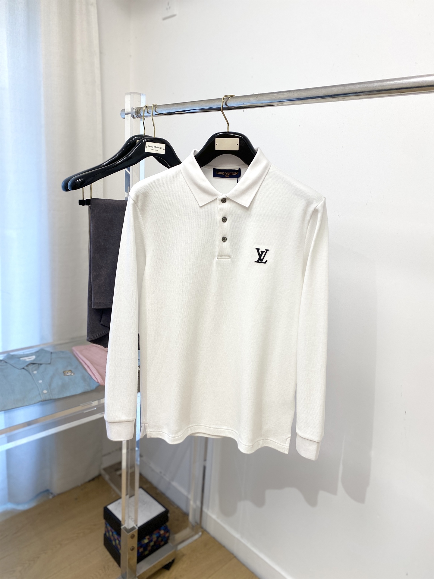 NO:546622,Louis Vuitton, 2025 new long-sleeved sweatshirt, handsome and fashionable, exquisite embroidered letter logo on the chest, simple and versatile style. The fabric cotton is not only crisp, maintains the trendy silhouette, and is comfortable to wear, and the yarn is more delicate. The number M-3XL, louis vuitton, hoodie, sweatshirts, alexander wang19860909路易威登、2025新品长袖卫衣,帅气时尚,胸前精致刺绣字母logo,简约百搭款.面料棉 不仅挺括,保持潮流的廓形,又穿着舒适,纱织更细腻,码数M-3XL,,louis vuitton,hoodie,sweatshirts,alexander wang,Men's clothing