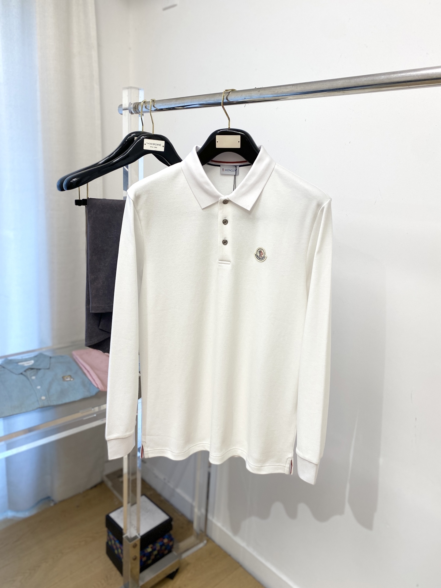 NO:546629,The cloaked mouth, 2025 new long-sleeved sweatshirt, handsome and fashionable, exquisite embroidered decorative pattern logo on the chest, simple and versatile style. The fabric cotton is not only crisp, maintains the trendy silhouette, and is comfortable to wear, and the yarn is more delicate. The number M-3XL, Moncler, hoodie, sweatshirts, alexander wang19860909蒙口、2025新品长袖卫衣,帅气时尚,胸前精致刺绣装饰图案logo,简约百搭款.面料棉 不仅挺括,保持潮流的廓形,又穿着舒适,纱织更细腻,码数M-3XL,,Moncler,hoodie,sweatshirts,alexander wang,Men's clothing