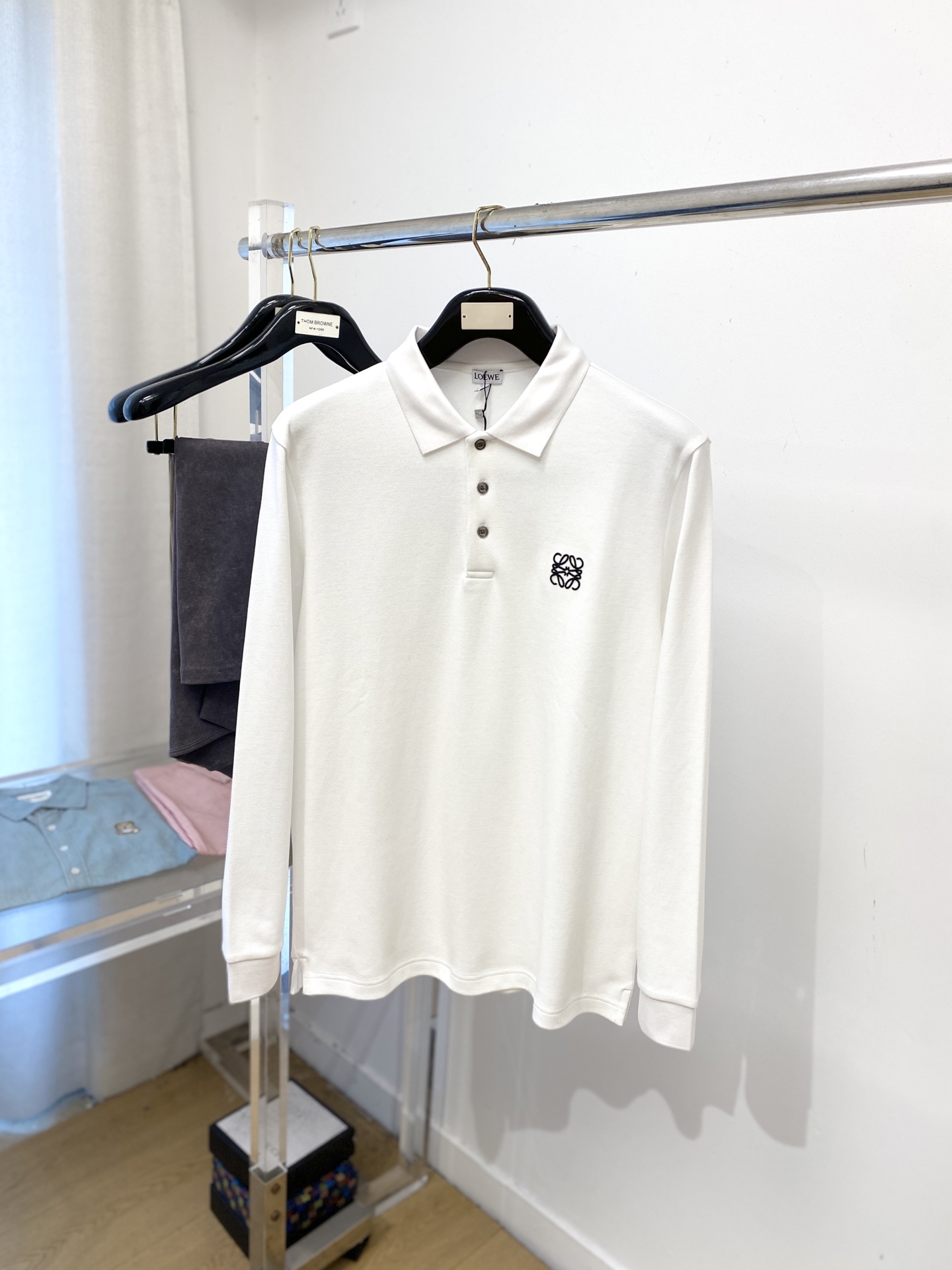 NO:546636,Luo Yiwei, 2025 new long-sleeved sweatshirt, handsome and fashionable, exquisite embroidered pattern logo on the chest, simple and versatile style. The fabric cotton is not only crisp, maintains the trendy silhouette, and is comfortable to wear, and the yarn is more delicate. The number M-3XL, loewe, hoodie, sweatshirts, alexander wang19860909罗意威、2025新品长袖卫衣,帅气时尚,胸前精致刺绣图案logo,简约百搭款.面料棉 不仅挺括,保持潮流的廓形,又穿着舒适,纱织更细腻,码数M-3XL,,loewe,hoodie,sweatshirts,alexander wang,Men's clothing