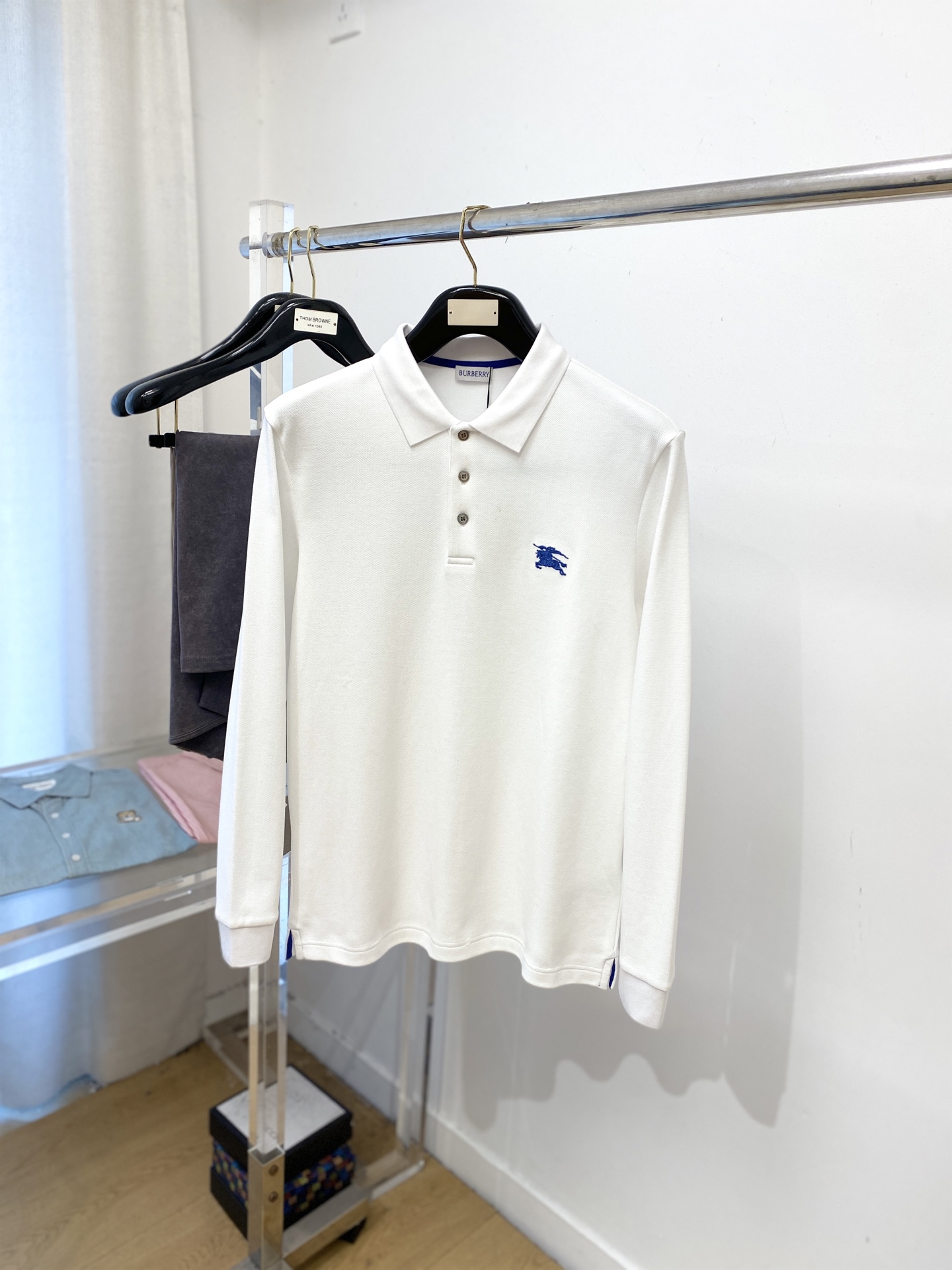 NO:546641,Burberry, 2025 new long-sleeved sweatshirt, handsome and fashionable, exquisite embroidered pattern logo on the chest, simple and versatile style. The fabric cotton is not only crisp, maintains the trendy silhouette, and is comfortable to wear, and the yarn is more delicate. The number M-3XL, burberry, hoodie, sweatshirts, alexander wang19860909巴宝莉、2025新品长袖卫衣,帅气时尚,胸前精致刺绣图案logo,简约百搭款.面料棉 不仅挺括,保持潮流的廓形,又穿着舒适,纱织更细腻,码数M-3XL,,burberry,hoodie,sweatshirts,alexander wang,Men's clothing