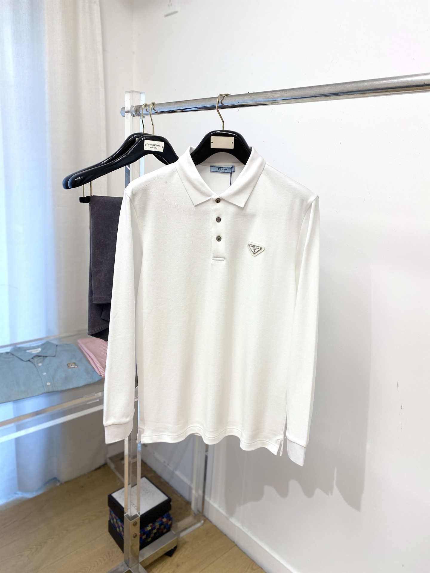 NO:546648,Prada, 2025 new long-sleeved sweatshirt, handsome and fashionable, chest hardware decorative triangle logo, simple and versatile style. Fabric cotton is not only crisp, maintains a fashionable silhouette, and is comfortable to wear, and the yarn is more delicate, the number M-3XL, prada, hoodie, sweatshirts, alexander wang19860909普拉达、2025新品长袖卫衣,帅气时尚,胸前五金装饰三角标logo,简约百搭款.面料棉 不仅挺括,保持潮流的廓形,又穿着舒适,纱织更细腻,码数M-3XL,,prada,hoodie,sweatshirts,alexander wang,Men's clothing