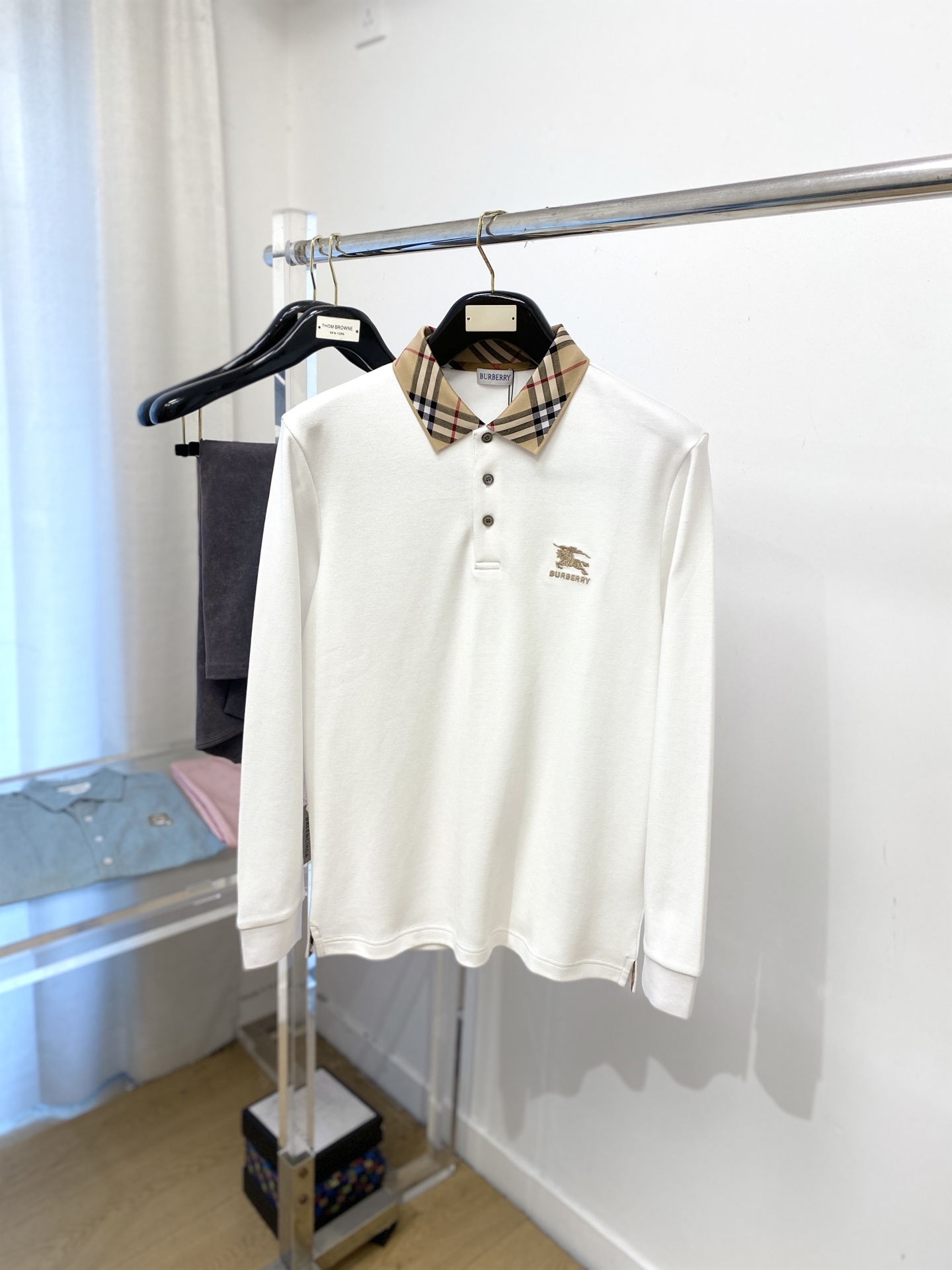 NO:546654,Burberry, 2025 new long-sleeved sweatshirt, handsome and fashionable, exquisite embroidered pattern letter logo on the chest, simple and versatile style. The fabric cotton is not only crisp, maintains the trendy silhouette, and is comfortable to wear, and the yarn is more delicate, the number M-3XL, burberry, hoodie, sweatshirts, alexander wang19860909巴宝莉、2025新品长袖卫衣,帅气时尚,胸前精致刺绣图案字母logo,简约百搭款.面料棉 不仅挺括,保持潮流的廓形,又穿着舒适,纱织更细腻,码数M-3XL,,burberry,hoodie,sweatshirts,alexander wang,Men's clothing