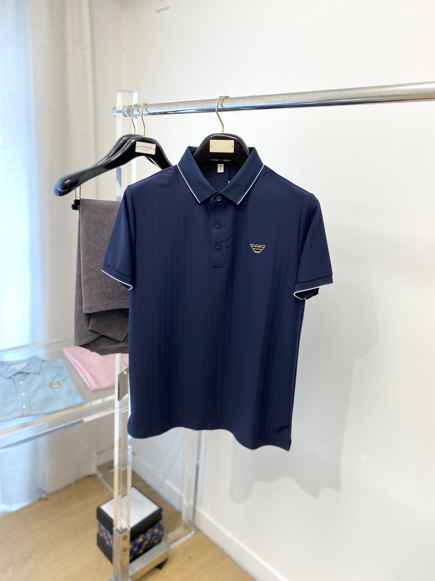 NO:548258,Armani, 2025 new short-sleeved T-shirt, handsome and fashionable, chest embroidered decorative pattern logo, simple and versatile style. Fabric cotton is not only crisp, maintains a fashionable silhouette, but also comfortable to wear, and the yarn is more delicate, the number M-4XL,,armani, T-shirt,tees, t-shirt,alexander wang19860909阿玛尼、2025新品短袖T恤,帅气时尚,胸前刺绣装饰图案logo,简约百搭款.面料棉 不仅挺括,保持潮流的廓形,又穿着舒适,纱织更细腻,码数M-4XL,,armani,T-shirt,tees，t-shirt,alexander wang,Men's clothing