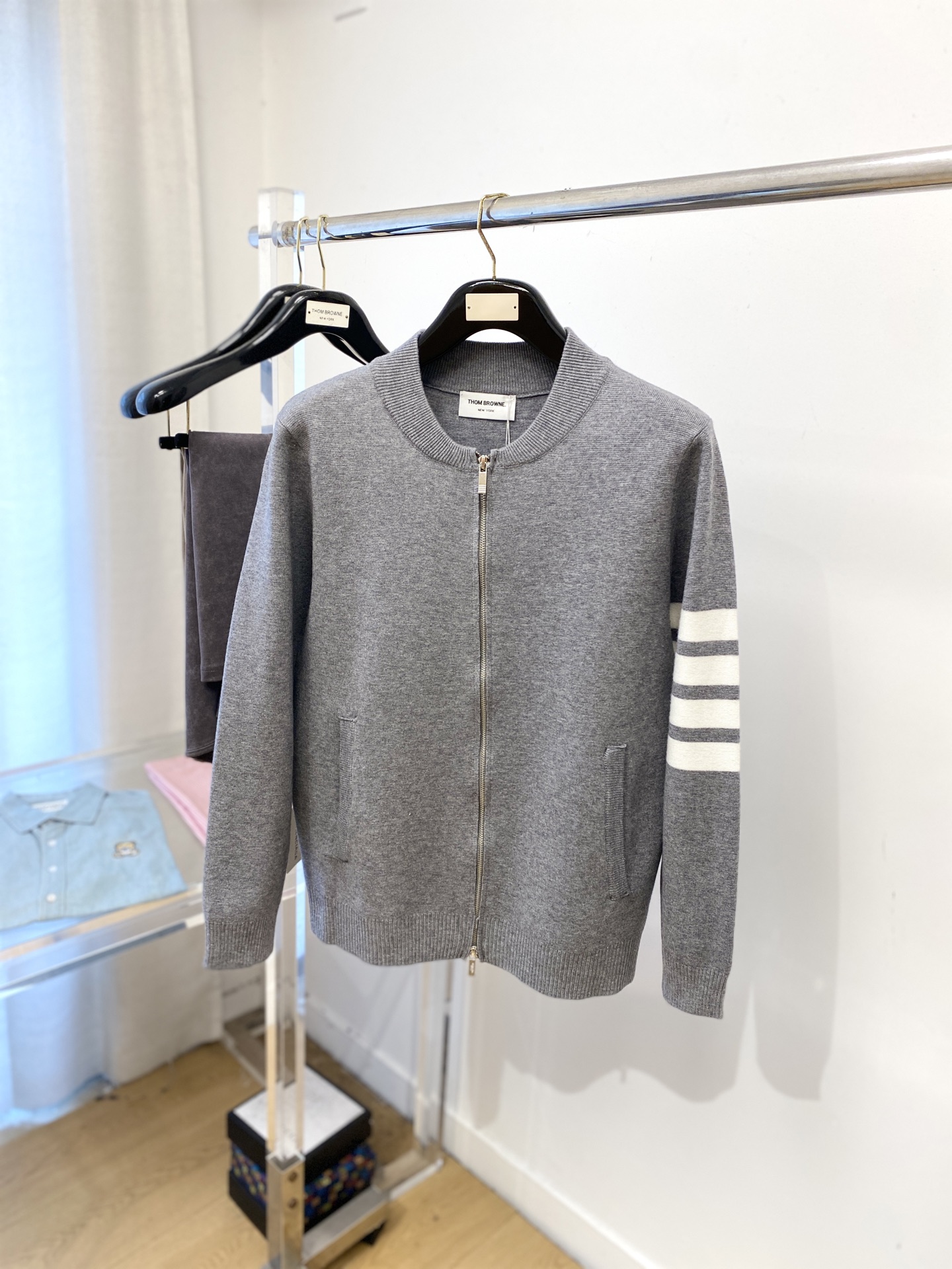 NO:550238,TB, 2025 new sweater jacket has a delicate and soft feel, which can directly contact the skin, allowing the heart-warming yarn to create a delicate texture. The top-level craftsmanship is unique and outstanding, the style is simple, generous and exquisite. The three-dimensional tailoring style design makes the whole sweater look youthful and energetic. Recommended autumn and winter outfits are essential. Size M-2XL,, jackets & coats, sweaters, alexander wang19860909TB、2025新品羊毛衣外套 具有手感细腻柔软,可直接与肌肤接触,让暖心的纱线变化出细腻的质感,顶级工艺极具特色出彩,款式简约大方精美 立体剪裁的版型设计,让整款毛衣上身尽显青春活力和朝气,推荐款秋冬季穿搭必备.尺码M-2XL,,jackets & coats,sweaters,alexander wang,Men's clothing