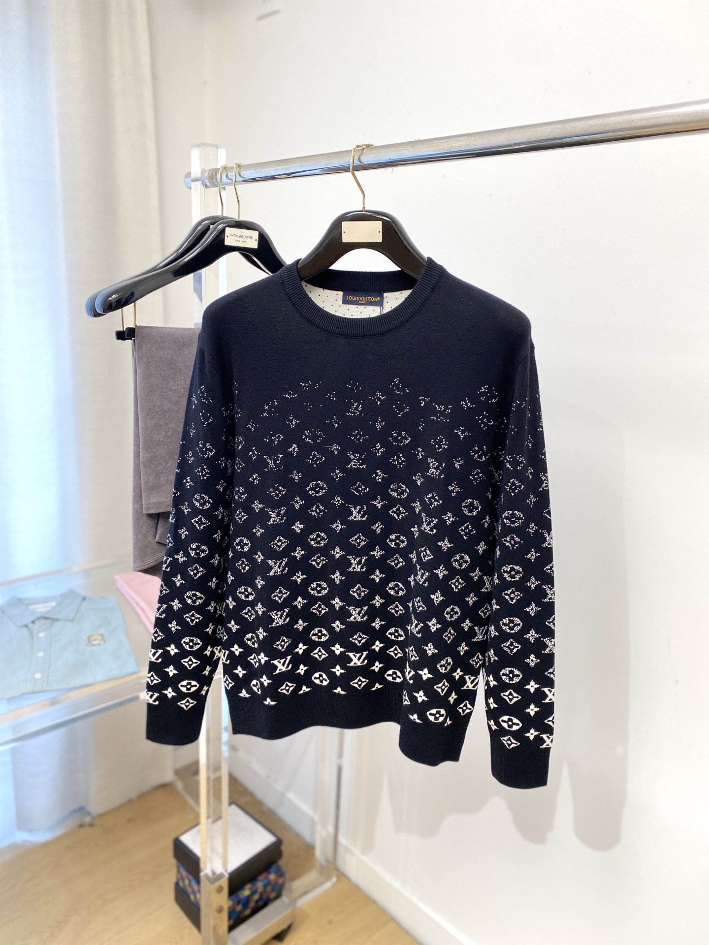 NO:550250,Louis Vuitton, 2025 new sweater has a delicate and soft feel, which can directly contact the skin, allowing the heart-warming yarn to create a delicate texture. The top-level craftsmanship is unique and outstanding, the style is simple, generous and exquisite. The three-dimensional tailoring style design makes the whole sweater look youthful and energetic. Recommended autumn and winter outfits are essential. Size M-3XL,,louis vuitton, sweaters, alexander wang19860909路易威登、2025新品羊毛衣 具有手感细腻柔软,可直接与肌肤接触,让暖心的纱线变化出细腻的质感,顶级工艺极具特色出彩,款式简约大方精美 立体剪裁的版型设计,让整款毛衣上身尽显青春活力和朝气,推荐款秋冬季穿搭必备.尺码M-3XL,,louis vuitton,sweaters,alexander wang,Men's clothing