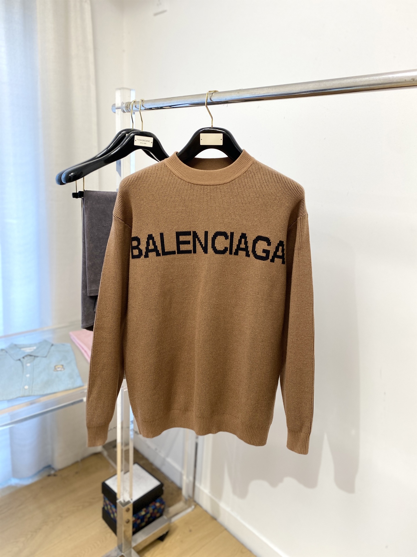 NO:548228,Balenciaga, 2025 new woolen sweater has a delicate and soft feel, which can be directly in contact with the skin, allowing the warm yarn to change into a delicate texture. The top-notch craftsmanship is very distinctive and colorful, and the style is simple, elegant and exquisite. The three-dimensional tailoring design makes the entire sweater upper body full of youthful vitality and vitality. It is recommended to be a must-have for autumn and winter. Sizes M-3XL, balenciaga, sweaters, alexander wang19860909巴黎世家、2025新品羊毛衣 具有手感细腻柔软,可直接与肌肤接触,让暖心的纱线变化出细腻的质感,顶级工艺极具特色出彩,款式简约大方精美 立体剪裁的版型设计,让整款毛衣上身尽显青春活力和朝气,推荐款秋冬季穿搭必备.尺码M-3XL,,balenciaga,sweaters,alexander wang,Men's clothing