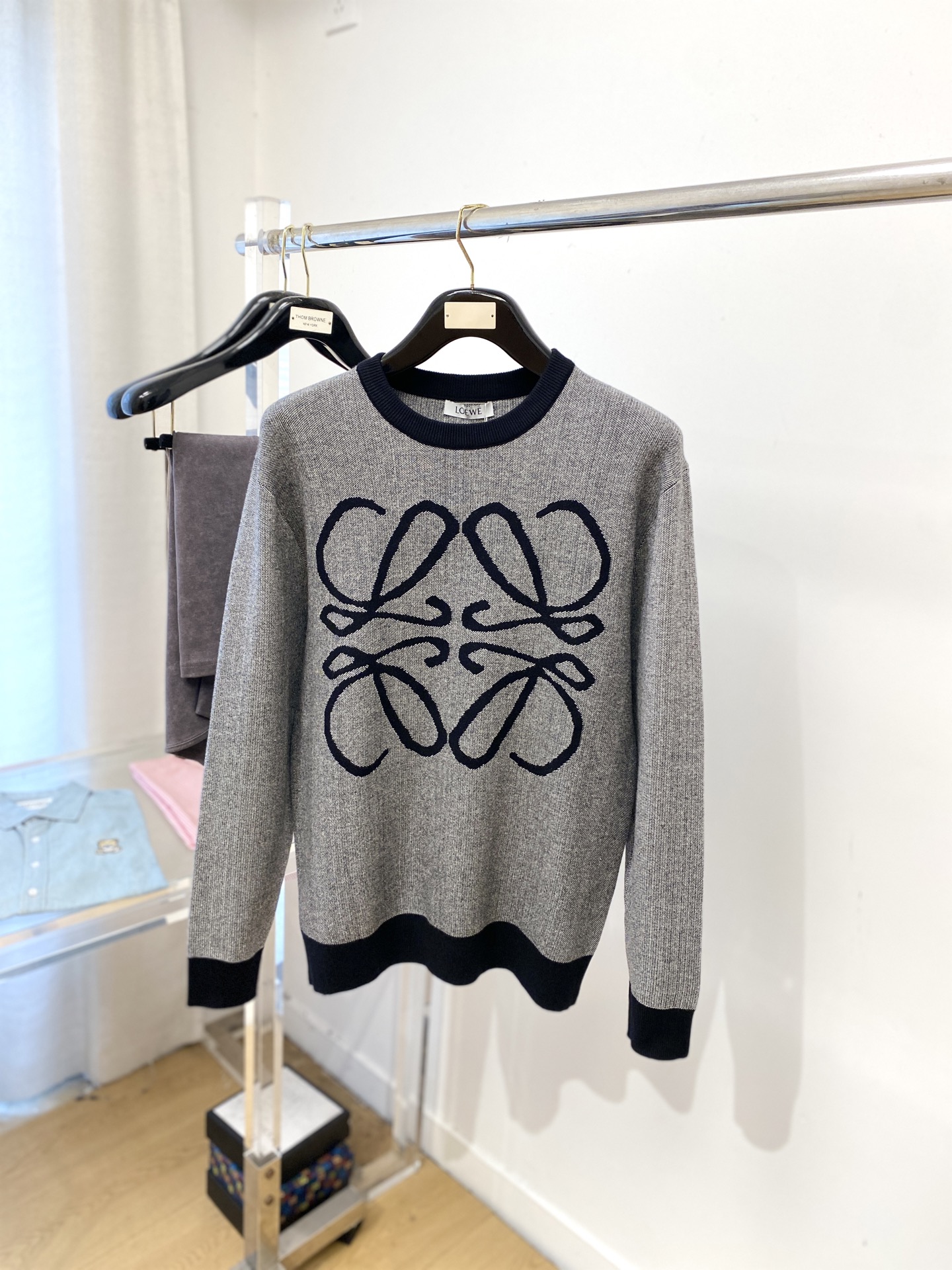 NO:548232,Luo Yiwei, 2025 new sweater has a delicate and soft feel, which can directly contact the skin, allowing the heart-warming yarn to create a delicate texture. The top-level craftsmanship is unique and outstanding, the style is simple, generous and exquisite. The three-dimensional tailoring style design makes the whole sweater look youthful and energetic. Recommended styles are essential for autumn and winter outfits. Size M-3XL, loewe, sweaters, alexander wang19860909罗意威、2025新品羊毛衣 具有手感细腻柔软,可直接与肌肤接触,让暖心的纱线变化出细腻的质感,顶级工艺极具特色出彩,款式简约大方精美 立体剪裁的版型设计,让整款毛衣上身尽显青春活力和朝气,推荐款秋冬季穿搭必备.尺码M-3XL,,loewe,sweaters,alexander wang,Men's clothing