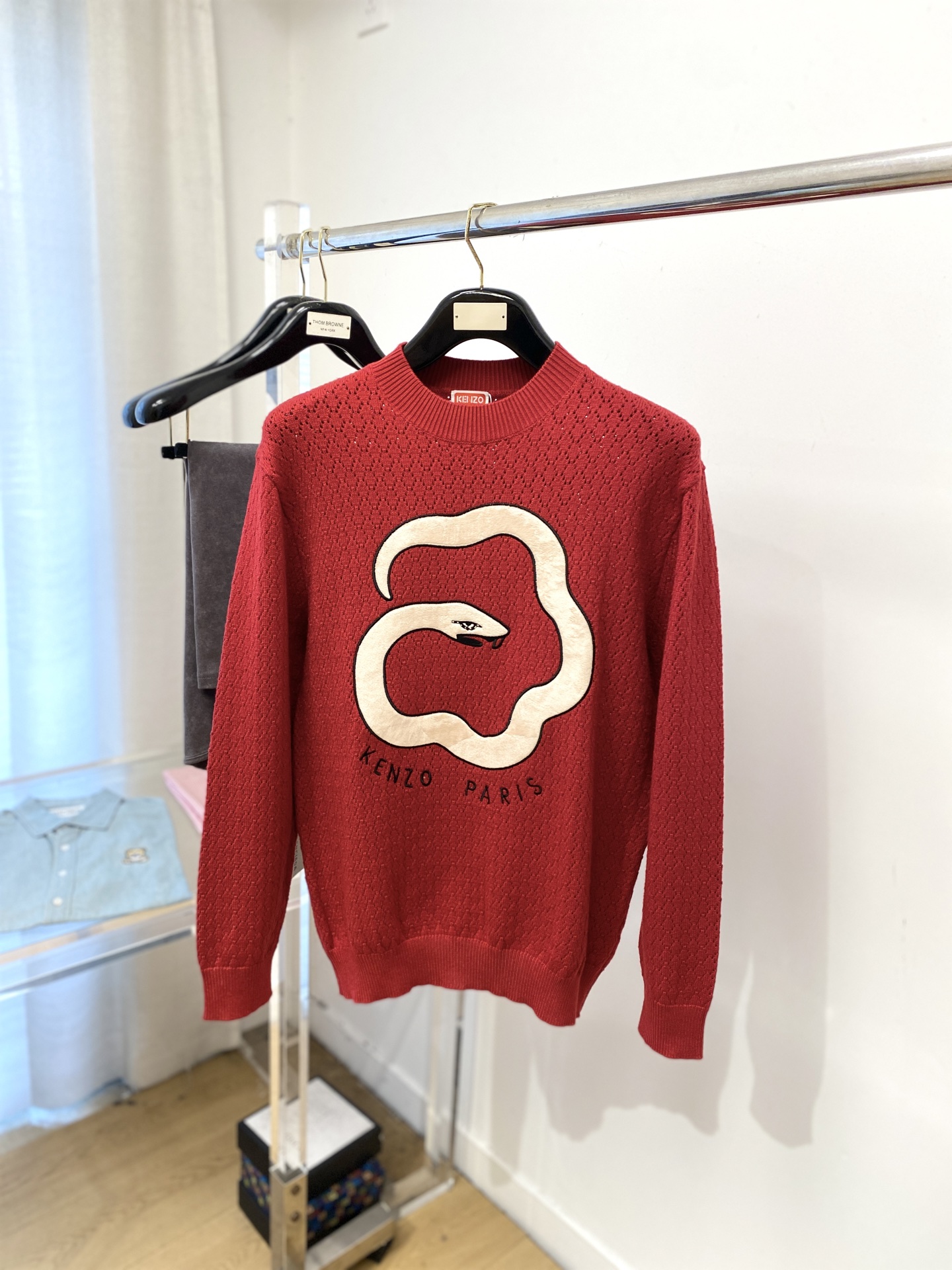 NO:548236,KENZO, 2025 new sweater has a delicate and soft feel, which can directly contact the skin, allowing the heart-warming yarn to create a delicate texture. The top-level craftsmanship is unique and outstanding, the style is simple, generous and exquisite. The three-dimensional tailoring style design makes the whole sweater look youthful and energetic. Recommended autumn and winter outfits are essential. Size M-2XL, sweaters, alexander wang19860909KENZO、2025新品羊毛衣 具有手感细腻柔软,可直接与肌肤接触,让暖心的纱线变化出细腻的质感,顶级工艺极具特色出彩,款式简约大方精美 立体剪裁的版型设计,让整款毛衣上身尽显青春活力和朝气,推荐款秋冬季穿搭必备.尺码M-2XL,,sweaters,alexander wang,Men's clothing