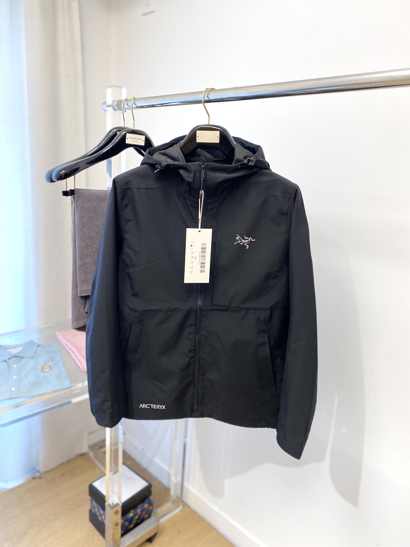 NO:548317,Archaeoptera bird, 2025 new jacket jacket, fashionable and handsome, simple and versatile, top-grade printed pattern logo on the chest, customized original fabric, not only crisp, maintains the trendy silhouette, and is comfortable to wear, with more delicate yarn, code number M-3XL, arc'teryx, jackets & coats, jackets & coats, alexander wang19860909始祖鸟、2025新品夹克外套,时尚帅气,简约百搭款,胸前顶级印花图案logo,定制原版面料,不仅挺括,保持潮流的廓形,又穿着舒适,纱织更细腻,码数M-3XL,arc'teryx,jackets & coats,jackets & coats,alexander wang,Men's clothing