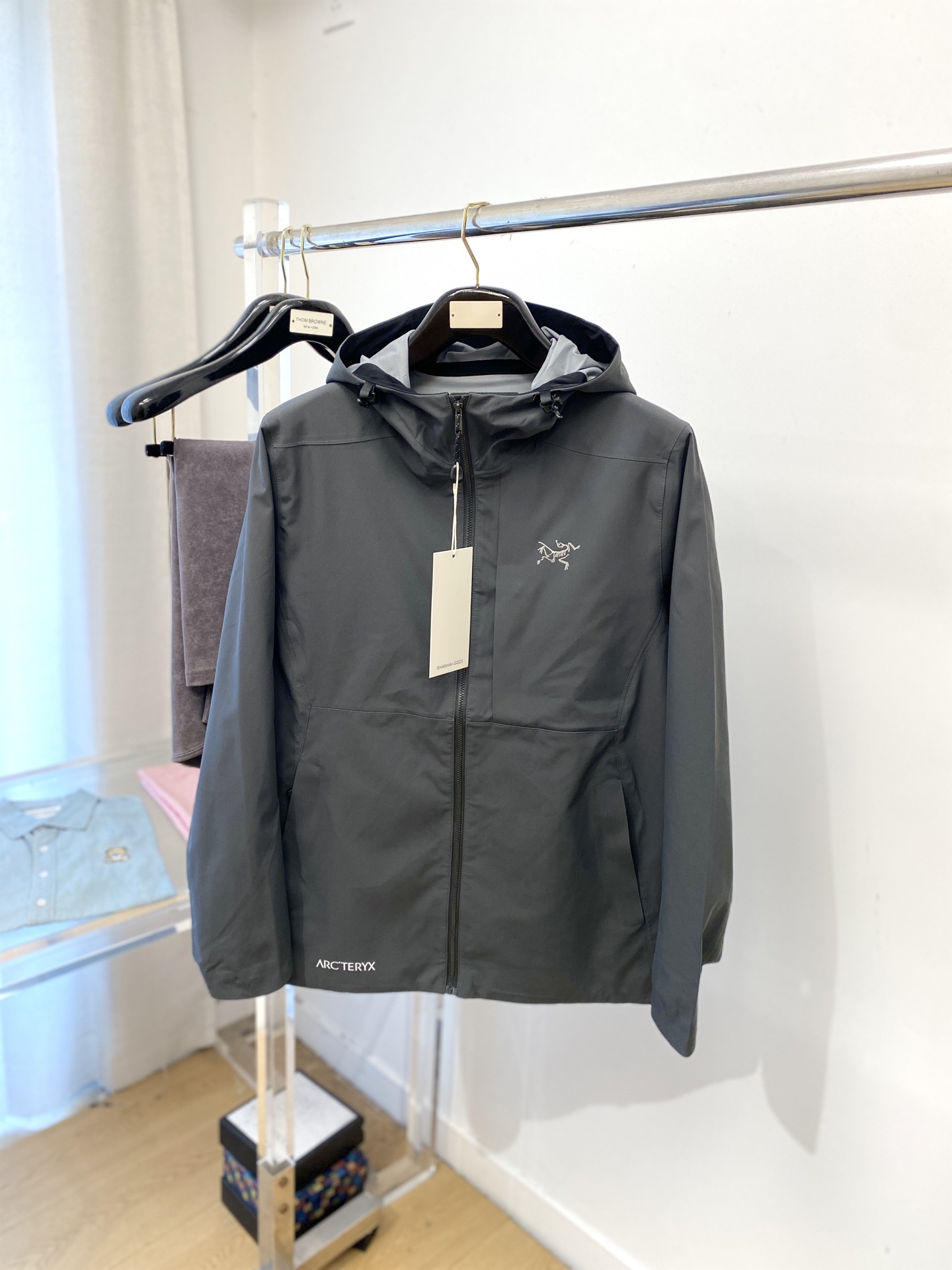 NO:548362,Archaeoptera bird, 2025 new jacket jacket, fashionable and handsome, simple and versatile, top-grade printed pattern logo on the chest, customized original fabric, not only crisp, maintains the trendy silhouette, and is comfortable to wear, with more delicate yarn, code number M-3XL, arc'teryx, jackets & coats, jackets & coats, alexander wang19860909始祖鸟、2025新品夹克外套,时尚帅气,简约百搭款,胸前顶级印花图案logo,定制原版面料,不仅挺括,保持潮流的廓形,又穿着舒适,纱织更细腻,码数M-3XL,arc'teryx,jackets & coats,jackets & coats,alexander wang,Men's clothing