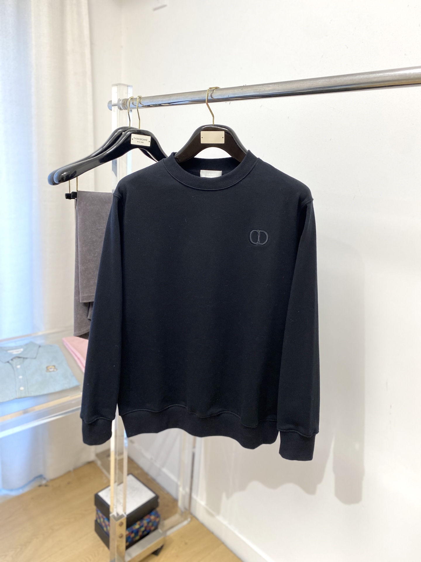 NO:548307,Dior, 2025 new sweatshirt, handsome and fashionable, with exquisite embroidered letter logo on the chest, simple and versatile. The fabric cotton is not only crisp and maintains the trendy silhouette, but also comfortable to wear, and the yarn is more delicate. Size S-XL, dior, hoodie, sweatshirts, alexander wang19860909迪奥、2025新品卫衣,帅气时尚,胸前精致刺绣字母logo,简约百搭款.面料棉 不仅挺括,保持潮流的廓形,又穿着舒适,纱织更细腻,码数S-XL,,dior,hoodie,sweatshirts,alexander wang,Men's clothing