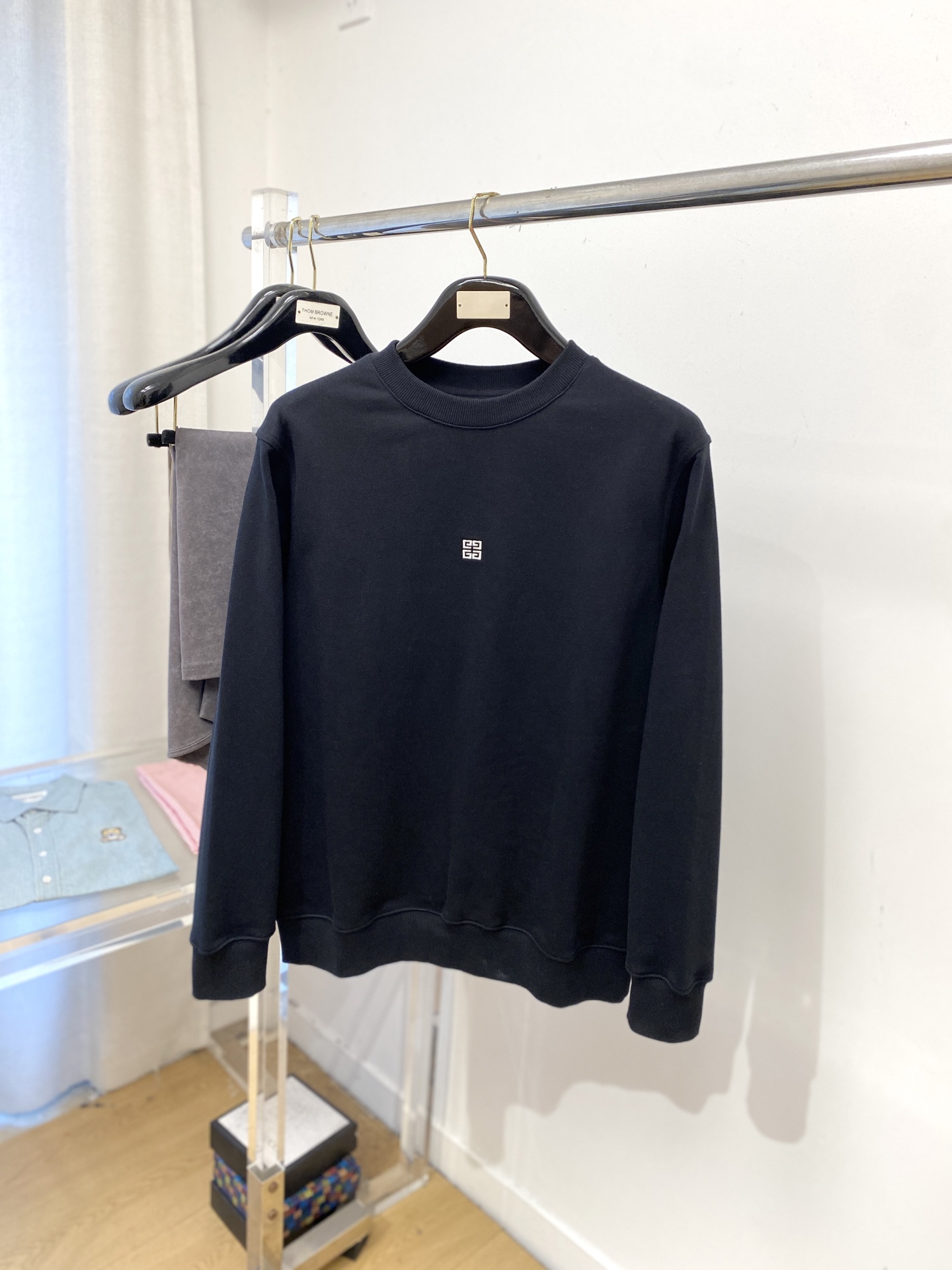 NO:548304,Givenchy, 2025 new sweatshirt, handsome and fashionable, exquisite embroidered pattern logo on the chest, simple and versatile style. The fabric cotton is not only crisp, maintains the trendy silhouette, and is comfortable to wear, and the yarn is more delicate. The number M-3XL, given, hoodie, sweatshirts, alexander wang19860909纪梵希、2025新品卫衣,帅气时尚,胸口精致刺绣图案logo,简约百搭款.面料棉 不仅挺括,保持潮流的廓形,又穿着舒适,纱织更细腻,码数M-3XL,,givenchy,hoodie,sweatshirts,alexander wang,Men's clothing