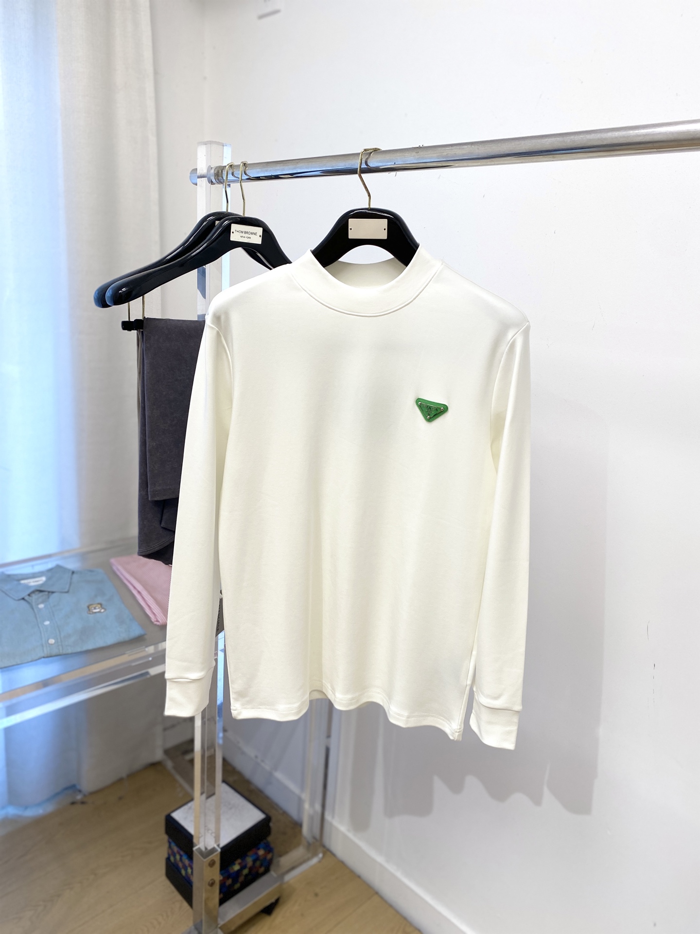 NO:548240,Prada, 2025 new long-sleeved sweatshirt, handsome and fashionable, chest hardware decorative triangle logo, simple and versatile style. Fabric cotton is not only crisp, maintains a fashionable silhouette, and is comfortable to wear, and the yarn is more delicate, size S-2XL, prada, hoodie, sweatshirts, alexander wang19860909普拉达、2025新品长袖卫衣,帅气时尚,胸前五金装饰三角标logo,简约百搭款.面料棉 不仅挺括,保持潮流的廓形,又穿着舒适,纱织更细腻,码数S-2XL,,prada,hoodie,sweatshirts,alexander wang,Men's clothing