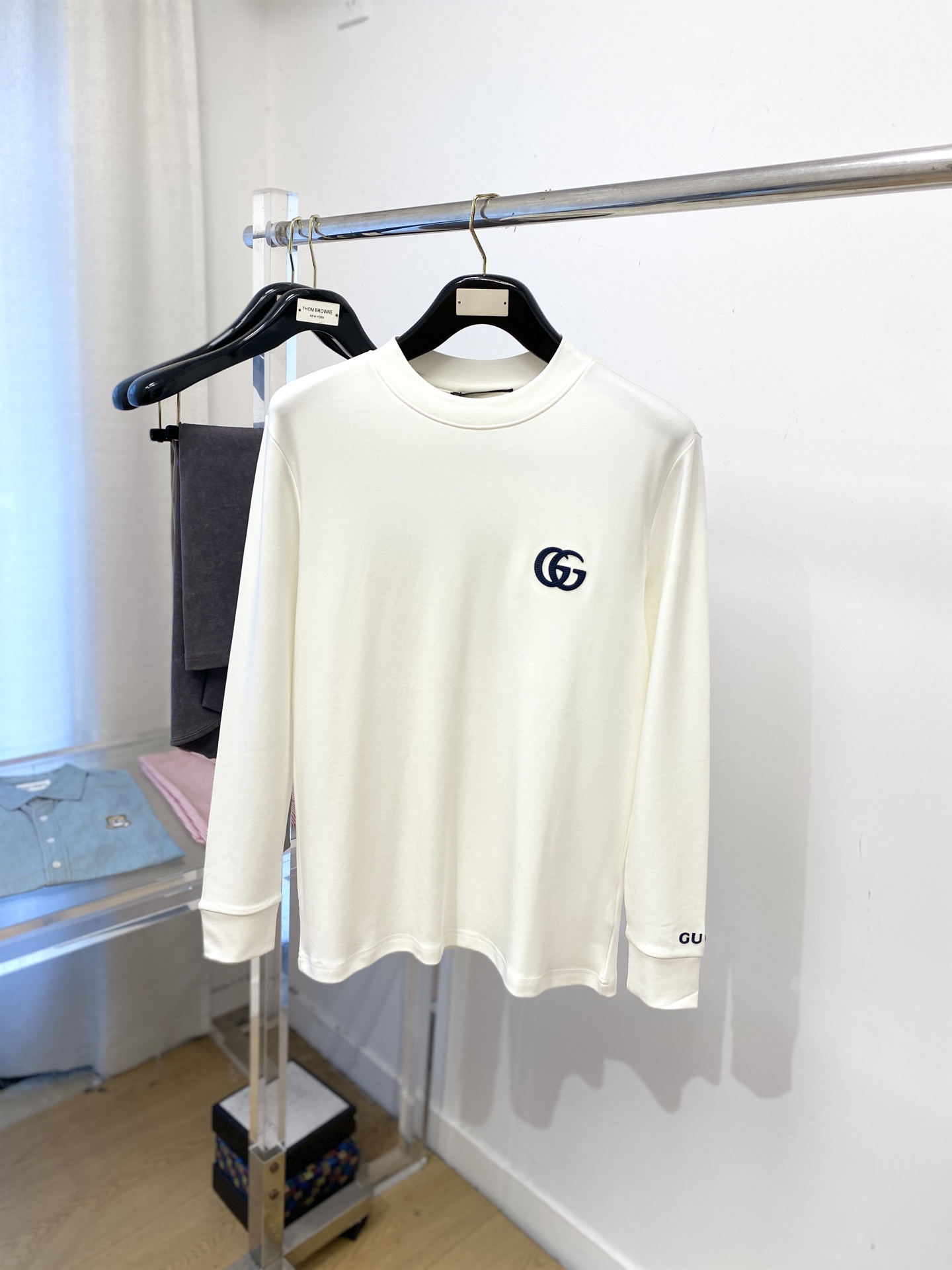 NO:548245,Guqi, 2025 new long-sleeved sweatshirt, handsome and fashionable, exquisite embroidered letter logo on the chest, simple and versatile style. The fabric cotton is not only crisp, maintains the trendy silhouette, and is comfortable to wear, and the yarn is more delicate, the number S-2XL, hoodie, sweatshirts, alexander wang19860909古奇、2025新品长袖卫衣,帅气时尚,胸前精致刺绣字母logo,简约百搭款.面料棉 不仅挺括,保持潮流的廓形,又穿着舒适,纱织更细腻,码数S-2XL,,hoodie,sweatshirts,alexander wang,Men's clothing